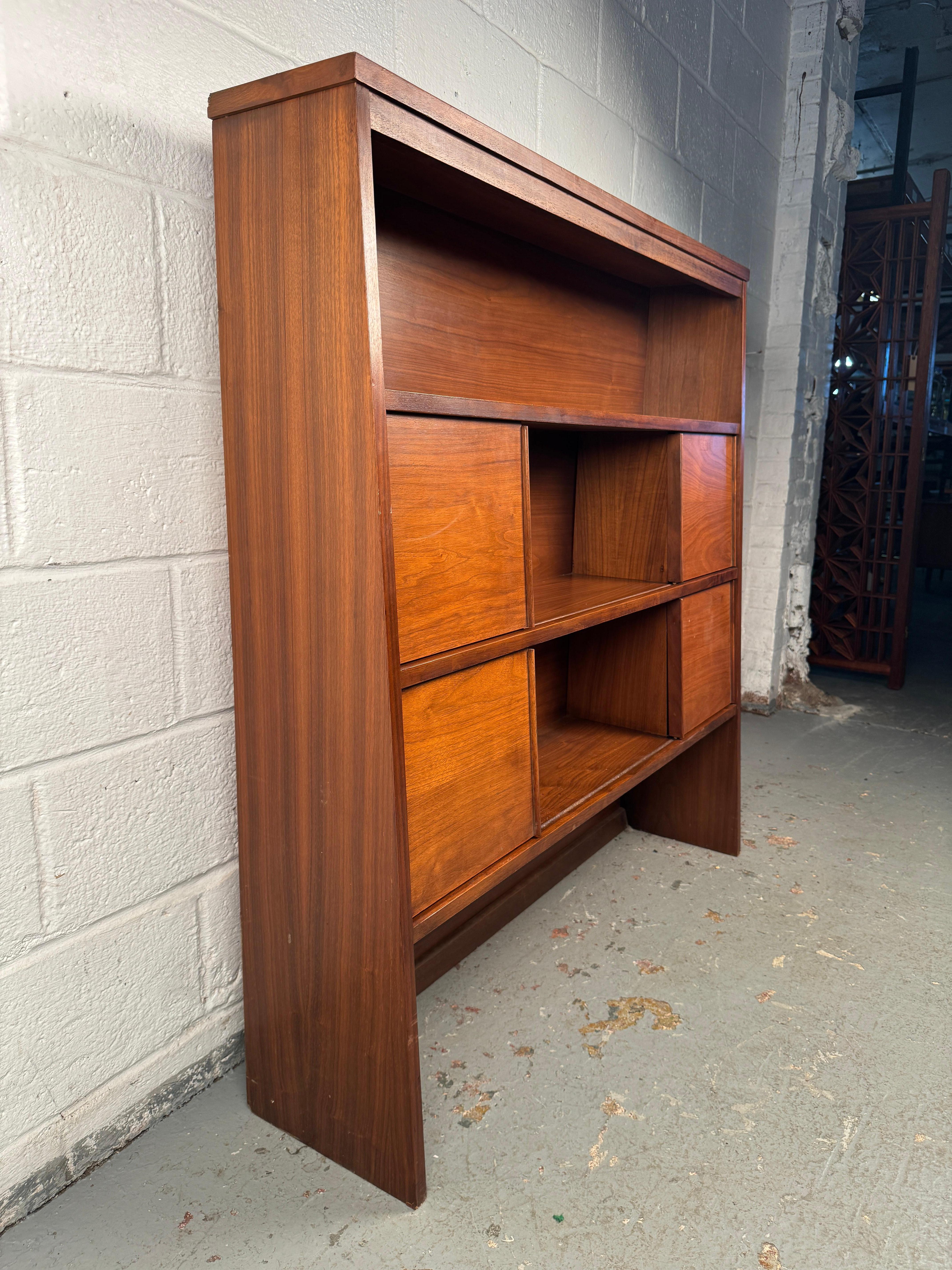 Scaffale e credenza in legno di noce della modernità di metà secolo In condizioni buone in vendita a Brooklyn, NY