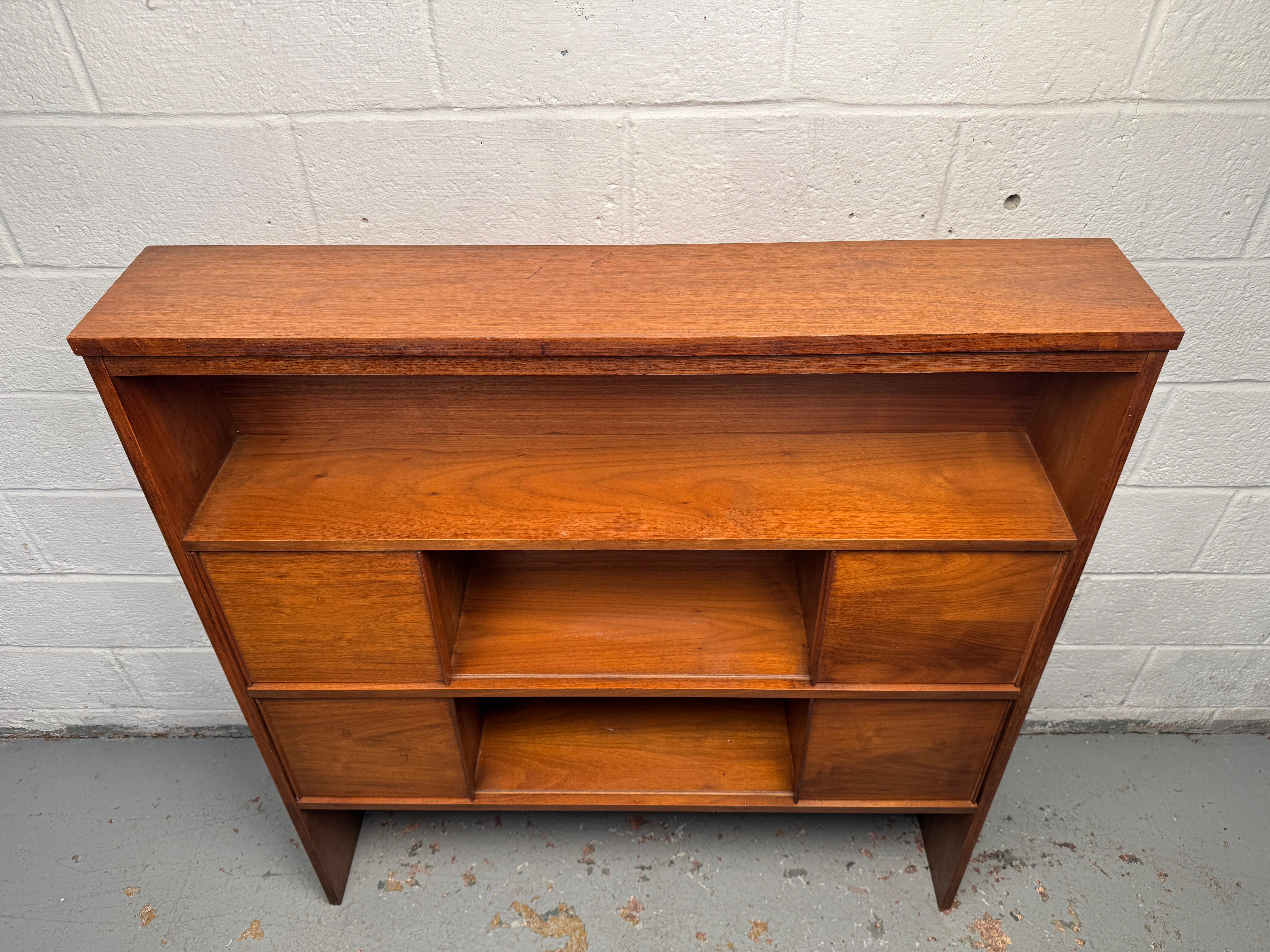 XX secolo Scaffale e credenza in legno di noce della modernità di metà secolo in vendita