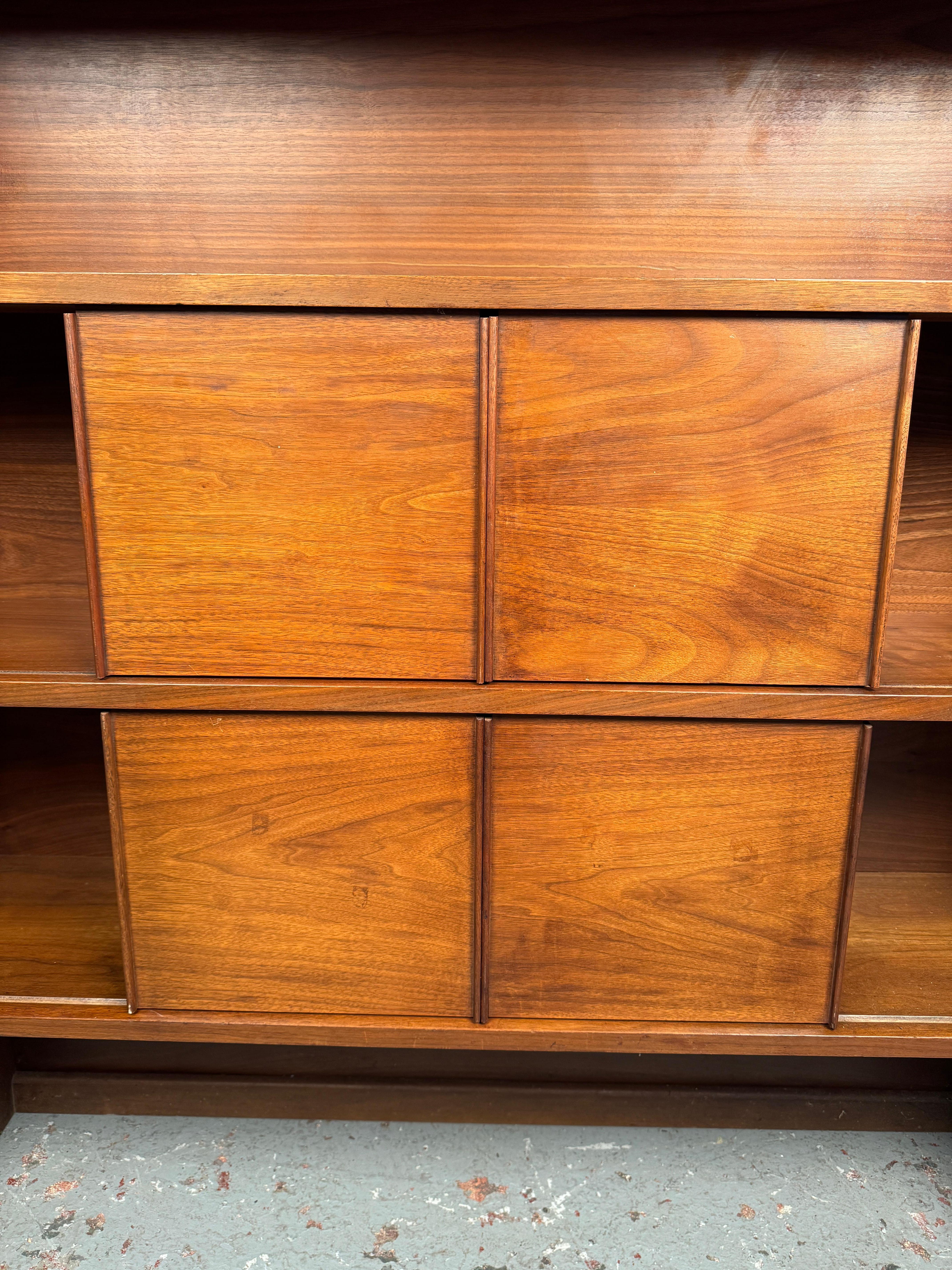 Scaffale e credenza in legno di noce della modernità di metà secolo in vendita 1