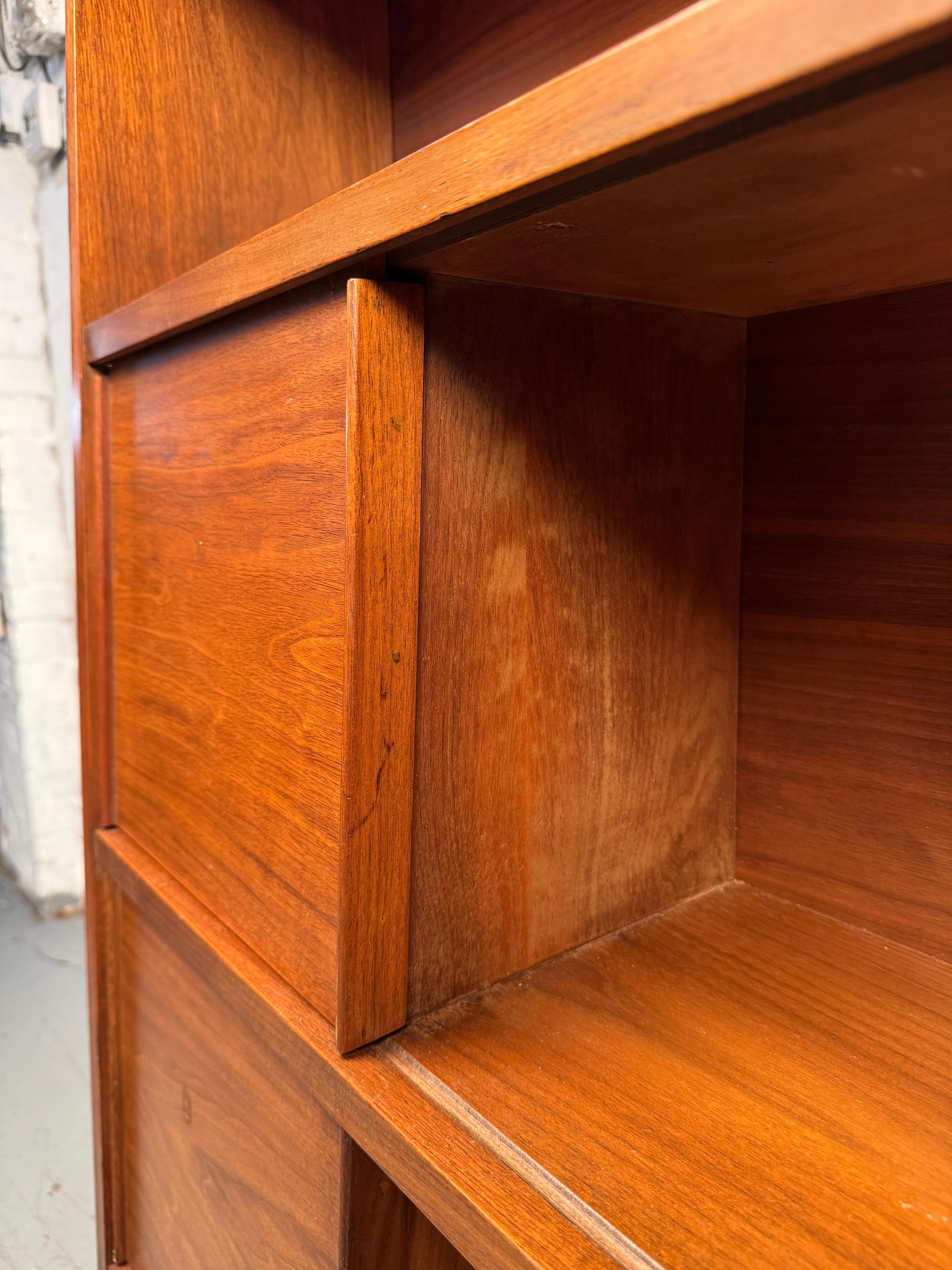 Scaffale e credenza in legno di noce della modernità di metà secolo in vendita 2