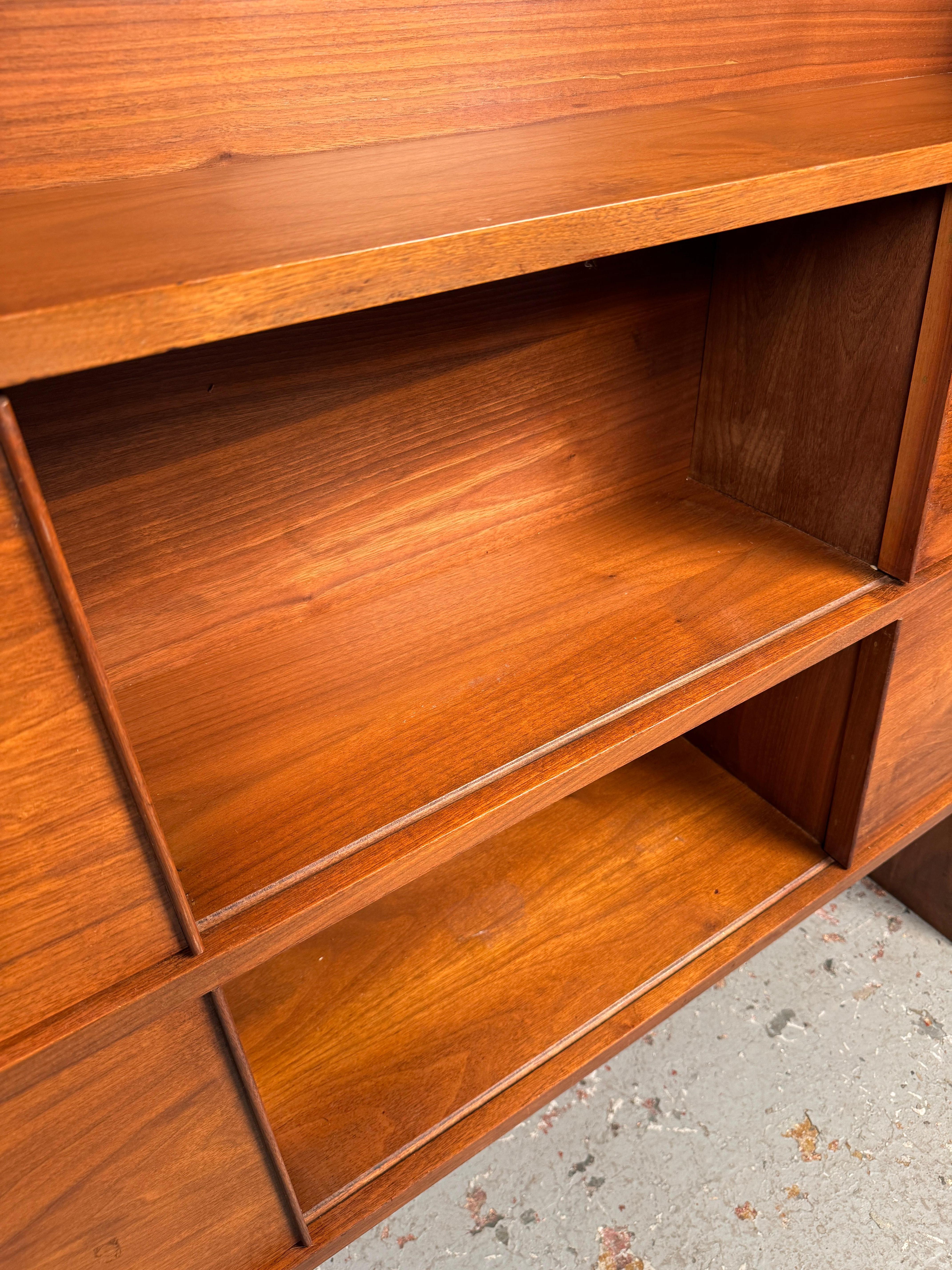 Scaffale e credenza in legno di noce della modernità di metà secolo in vendita 3