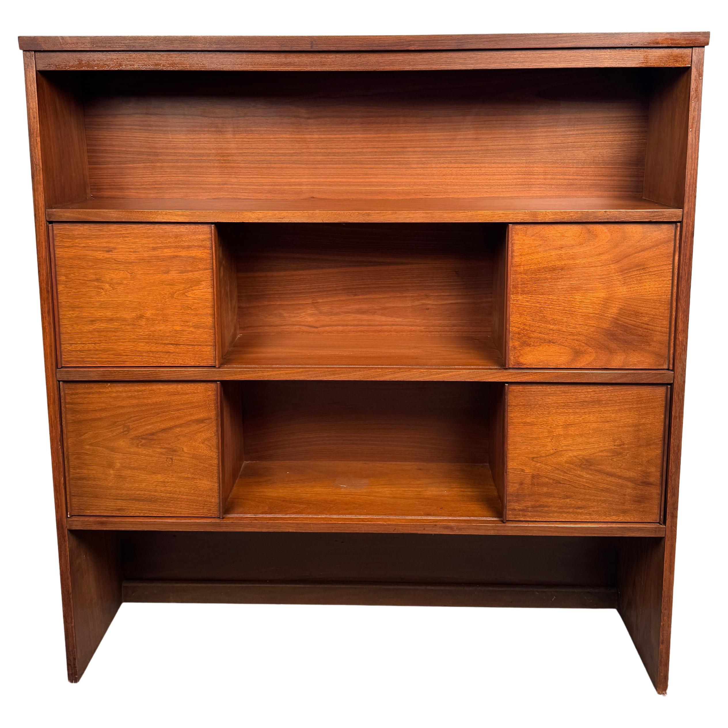 Scaffale e credenza in legno di noce della modernità di metà secolo