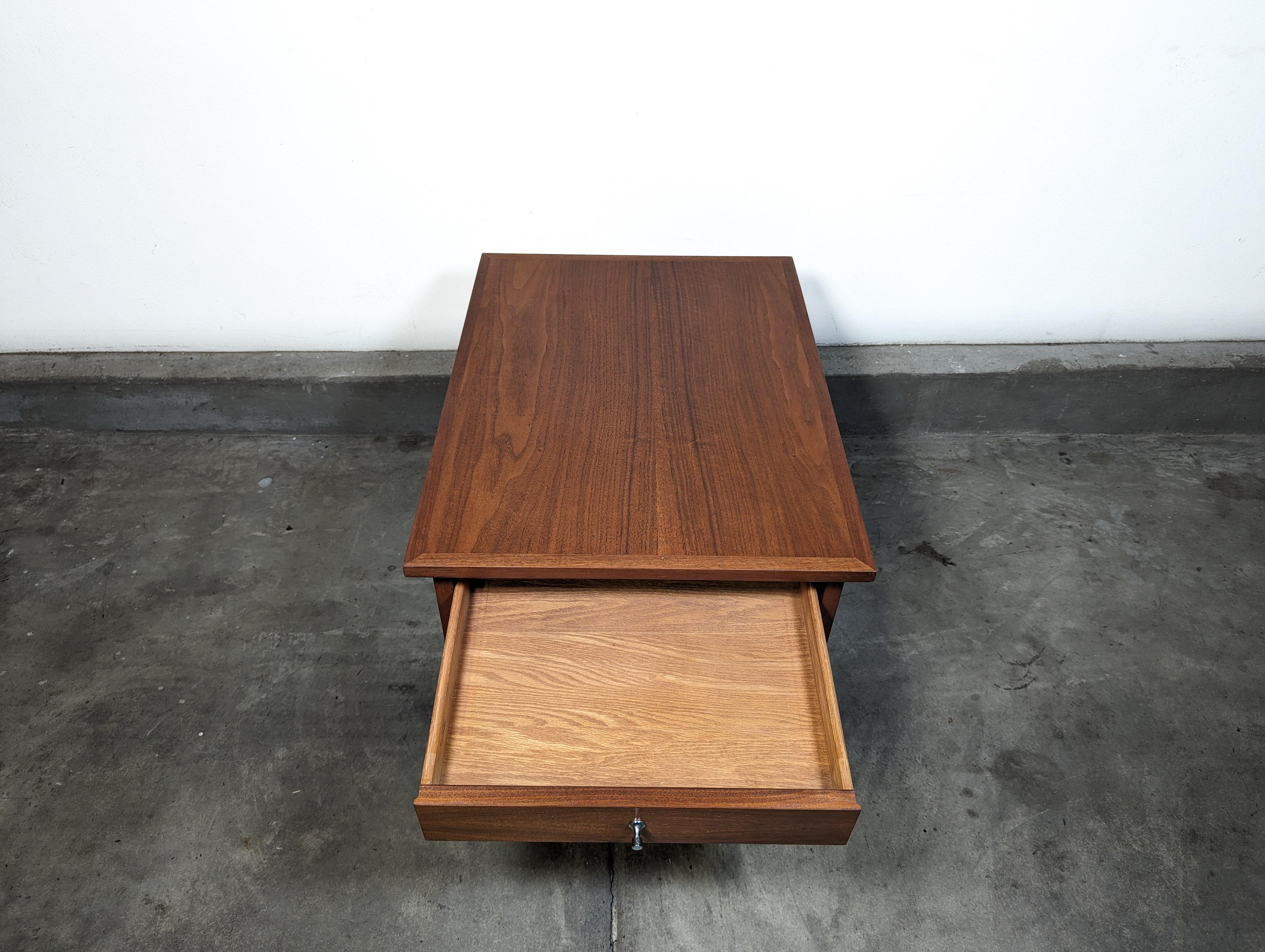 Mid Century Modern Walnut Side/End Table By Paul McCobb for Lane, c1960s For Sale 8