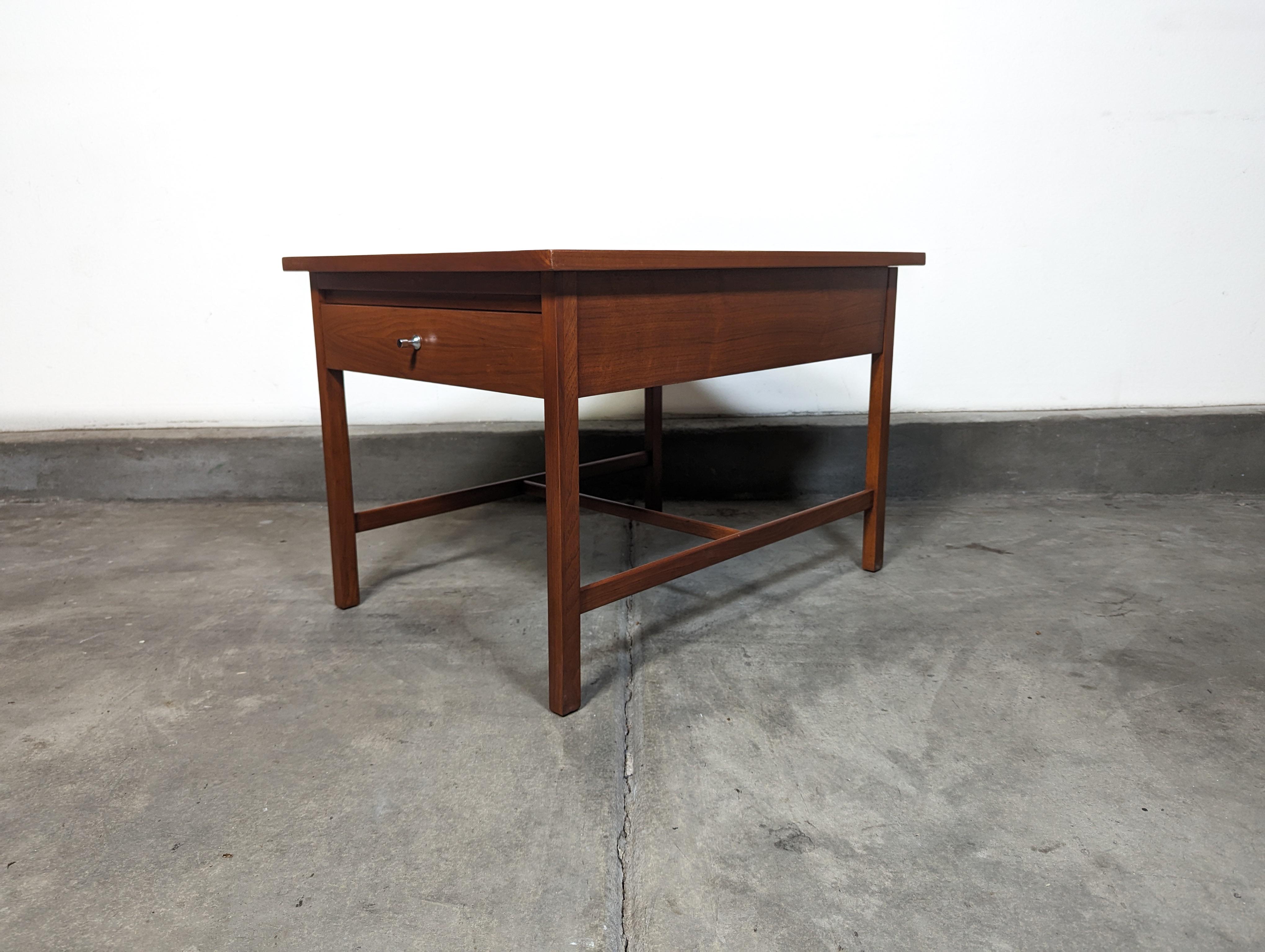 Mid-Century Modern Mid Century Modern Walnut Side/End Table By Paul McCobb for Lane, c1960s For Sale