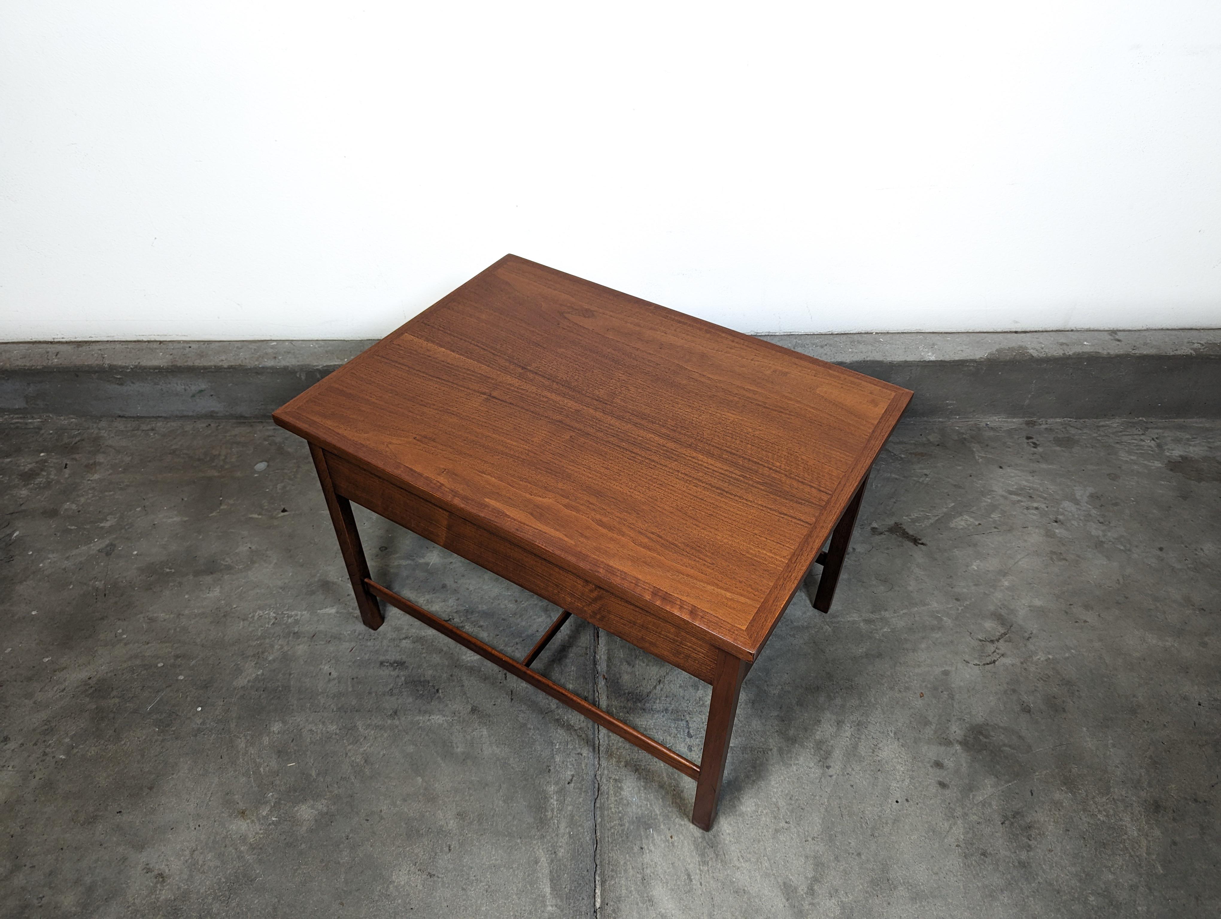 Mid Century Modern Walnut Side/End Table By Paul McCobb for Lane, c1960s In Excellent Condition For Sale In Chino Hills, CA