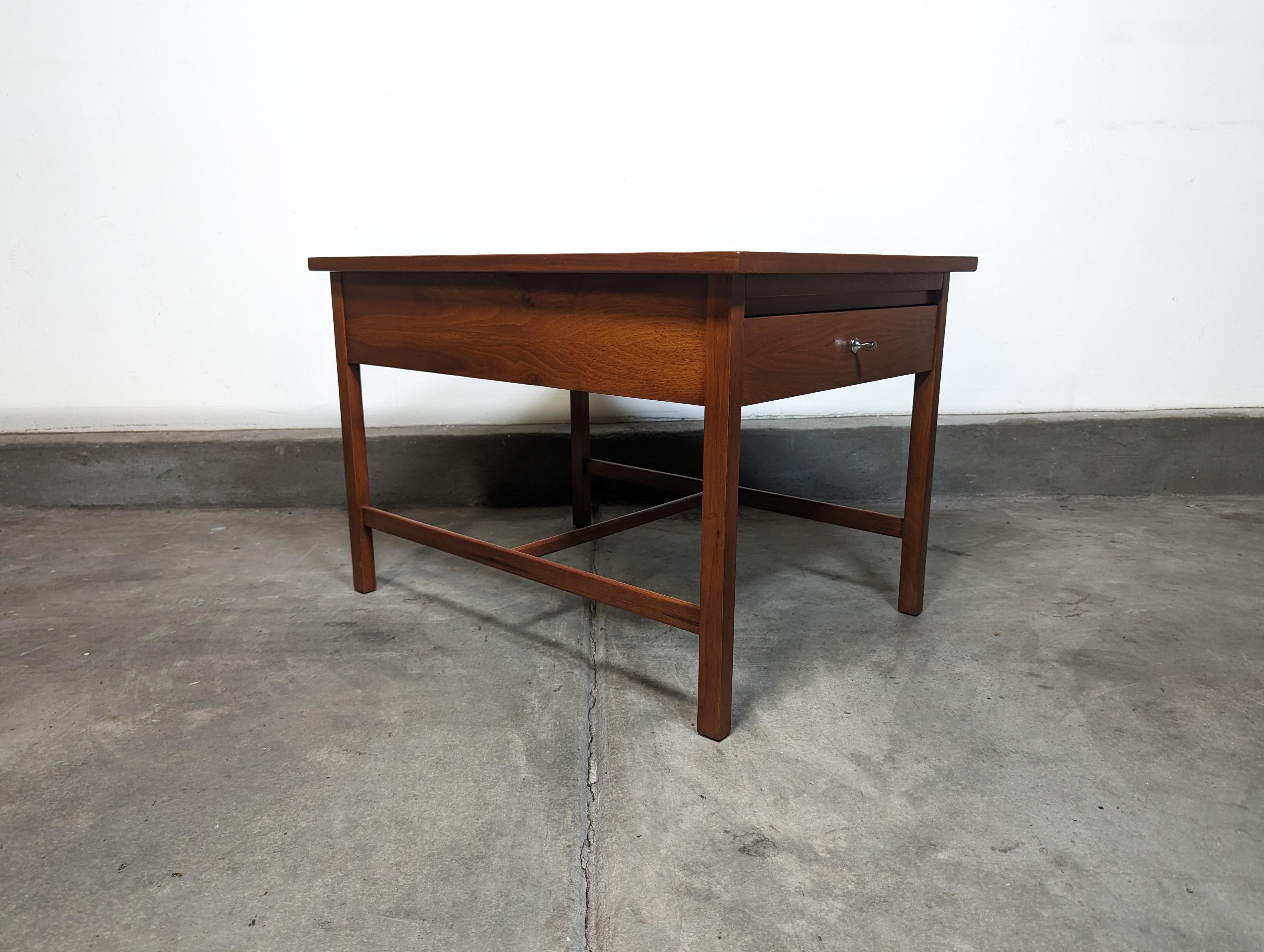 Mid-20th Century Mid Century Modern Walnut Side/End Table By Paul McCobb for Lane, c1960s For Sale