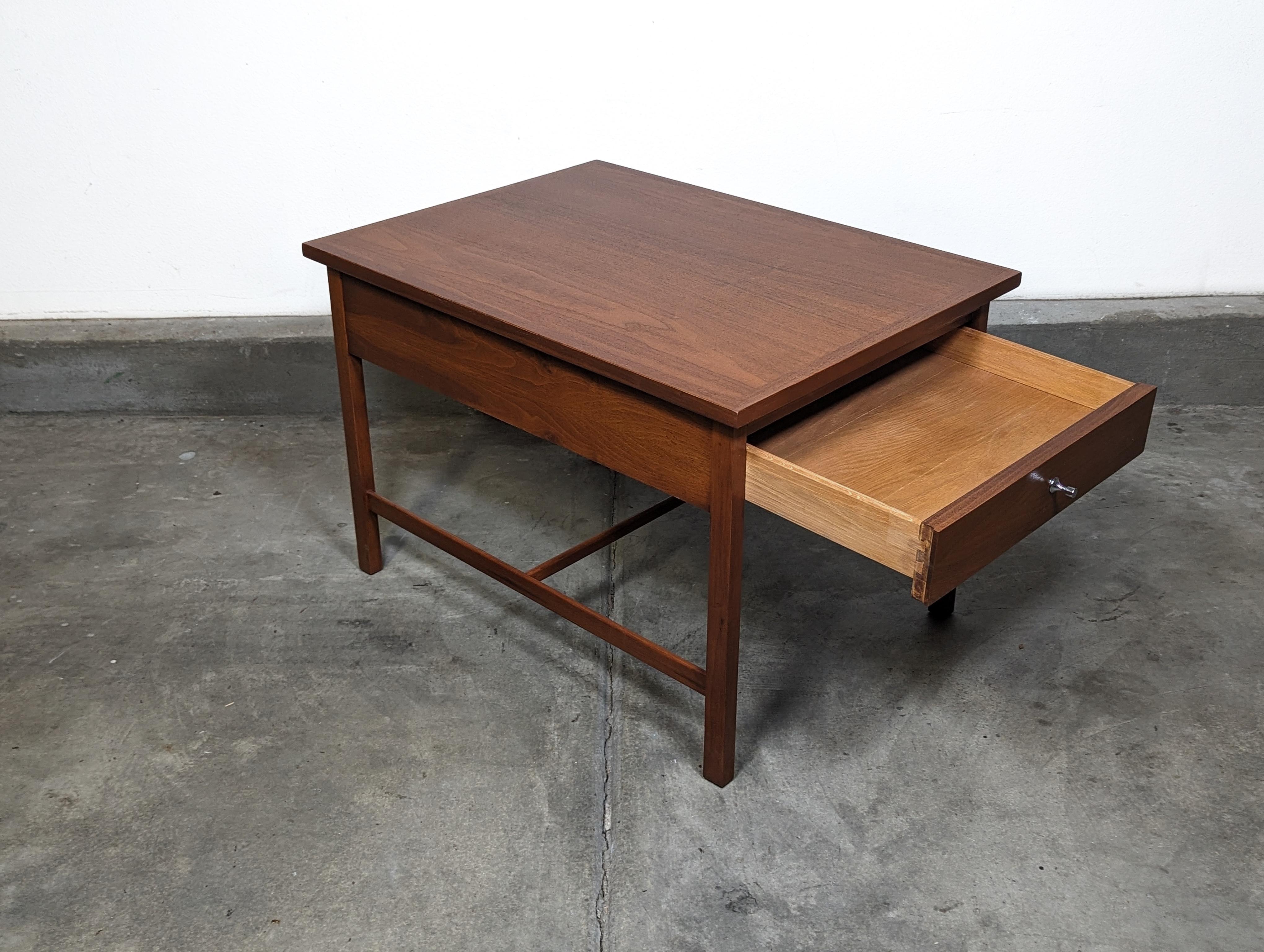 Mid Century Modern Nussbaum Beistell-/Endtisch von Paul McCobb für Lane's, ca. 1960er Jahre im Angebot 2