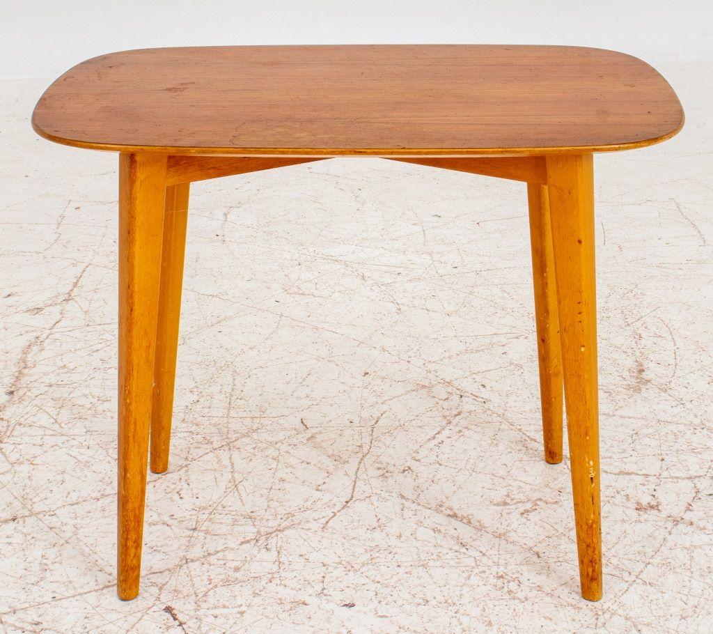 Mid-Century Modern walnut side table in the manner of Haywood-Wakefield, with rounded rectangular top above four tapering square splayed legs.