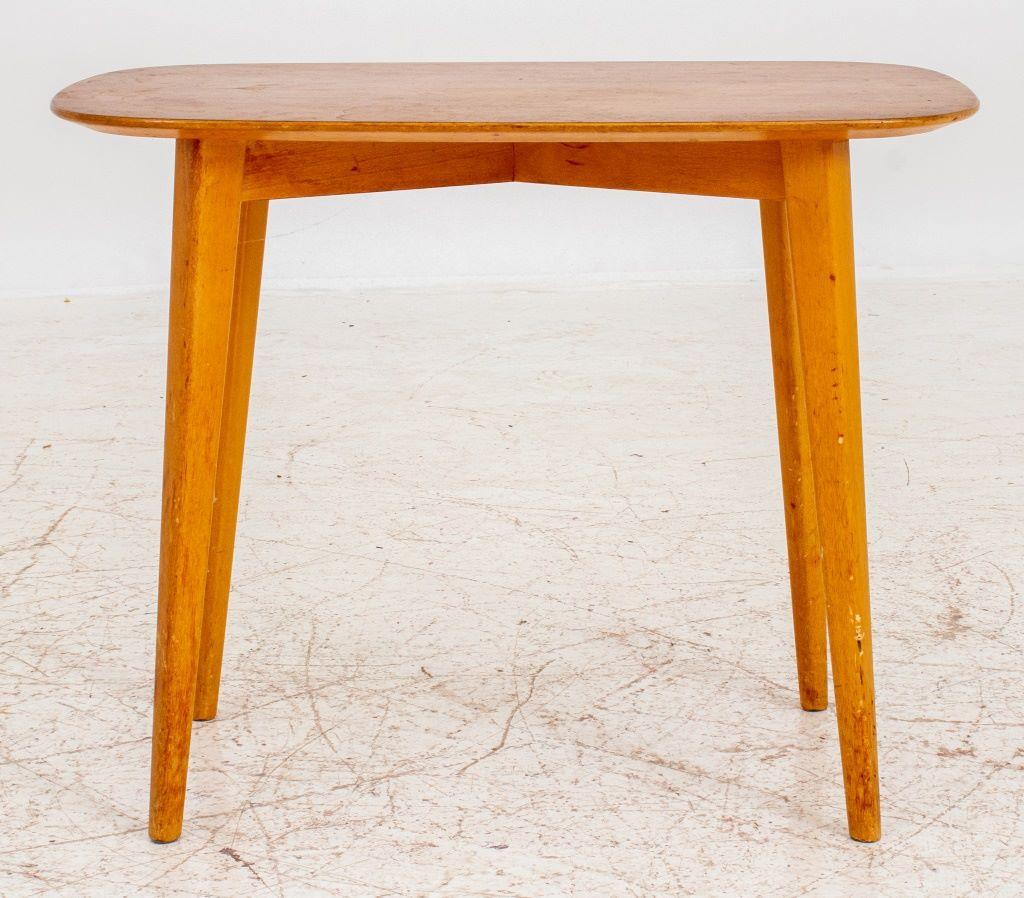 Unknown Mid-Century Modern Walnut Side Table For Sale
