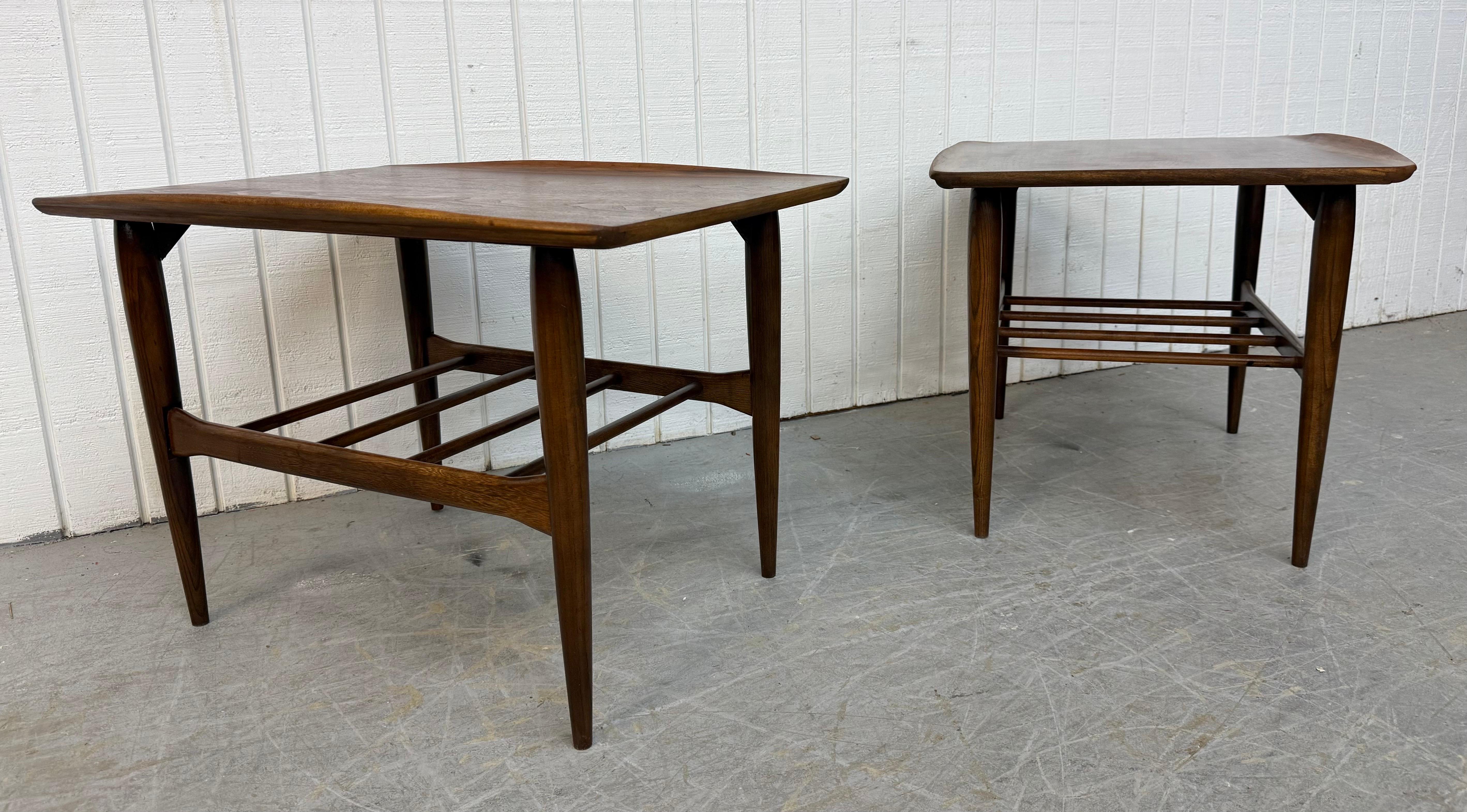 Cette annonce concerne une paire de tables d'appoint en noyer de style moderne du milieu du siècle. Avec un design aux lignes droites, des plateaux rectangulaires, de longs pieds modernes, un porte-revues en fuseau et une magnifique finition en