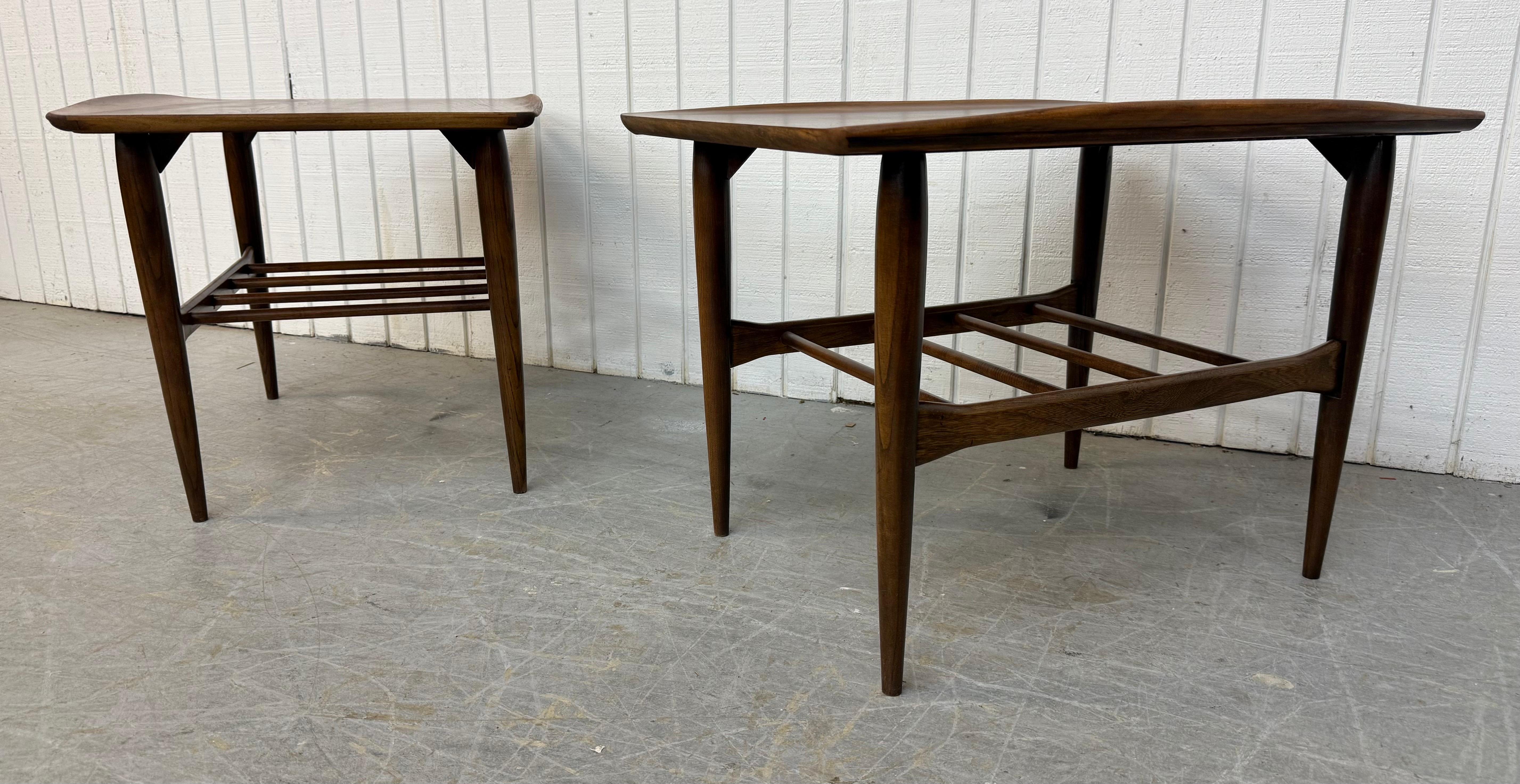 Mid-Century Modern Tables d'appoint en noyer modernes du milieu du siècle - Lot de 2 en vente