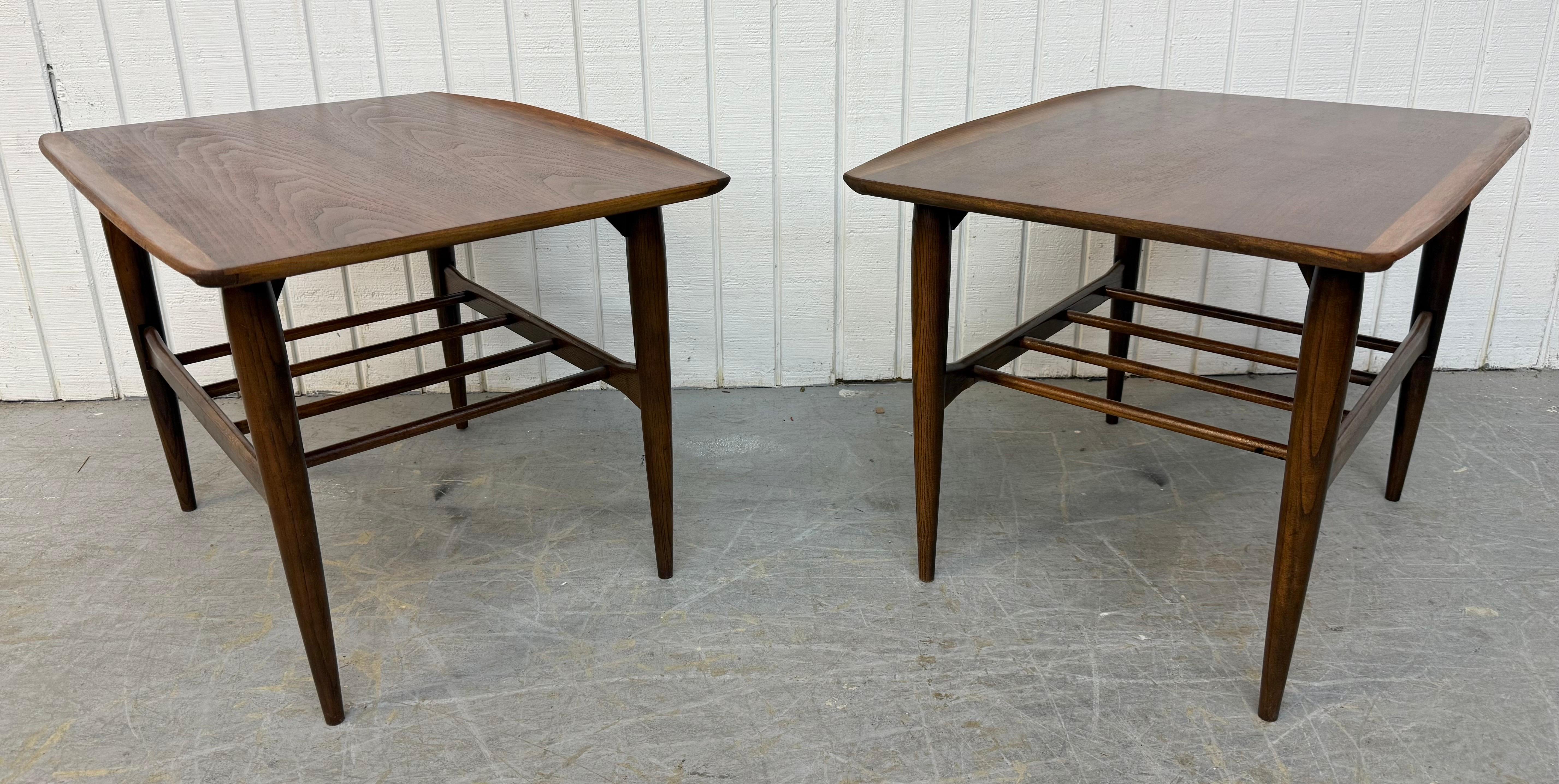 Américain Tables d'appoint en noyer modernes du milieu du si�ècle - Lot de 2 en vente