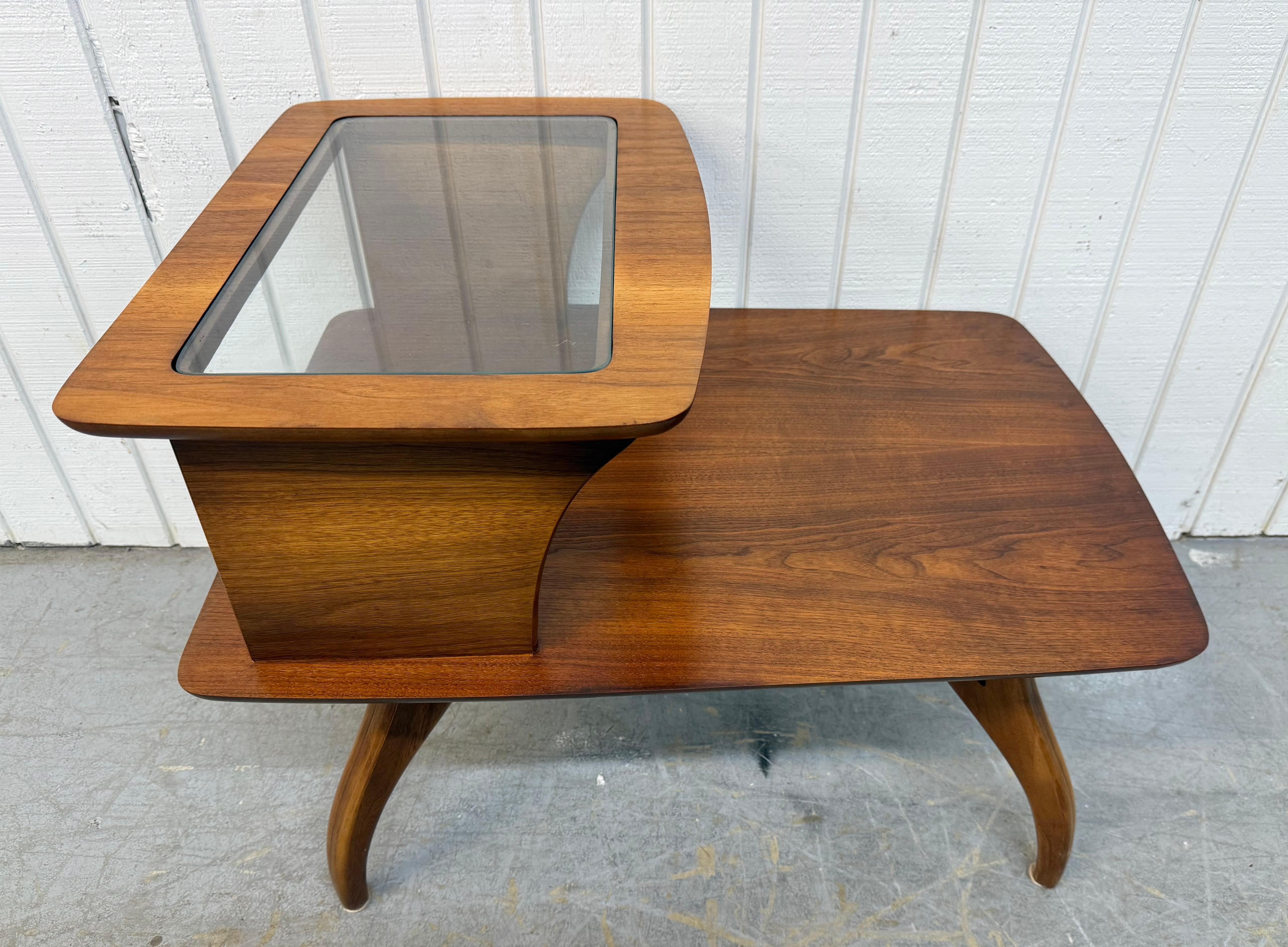 Mesas auxiliares de nogal modernas de mediados de siglo - Lote de 2 Estadounidense en venta