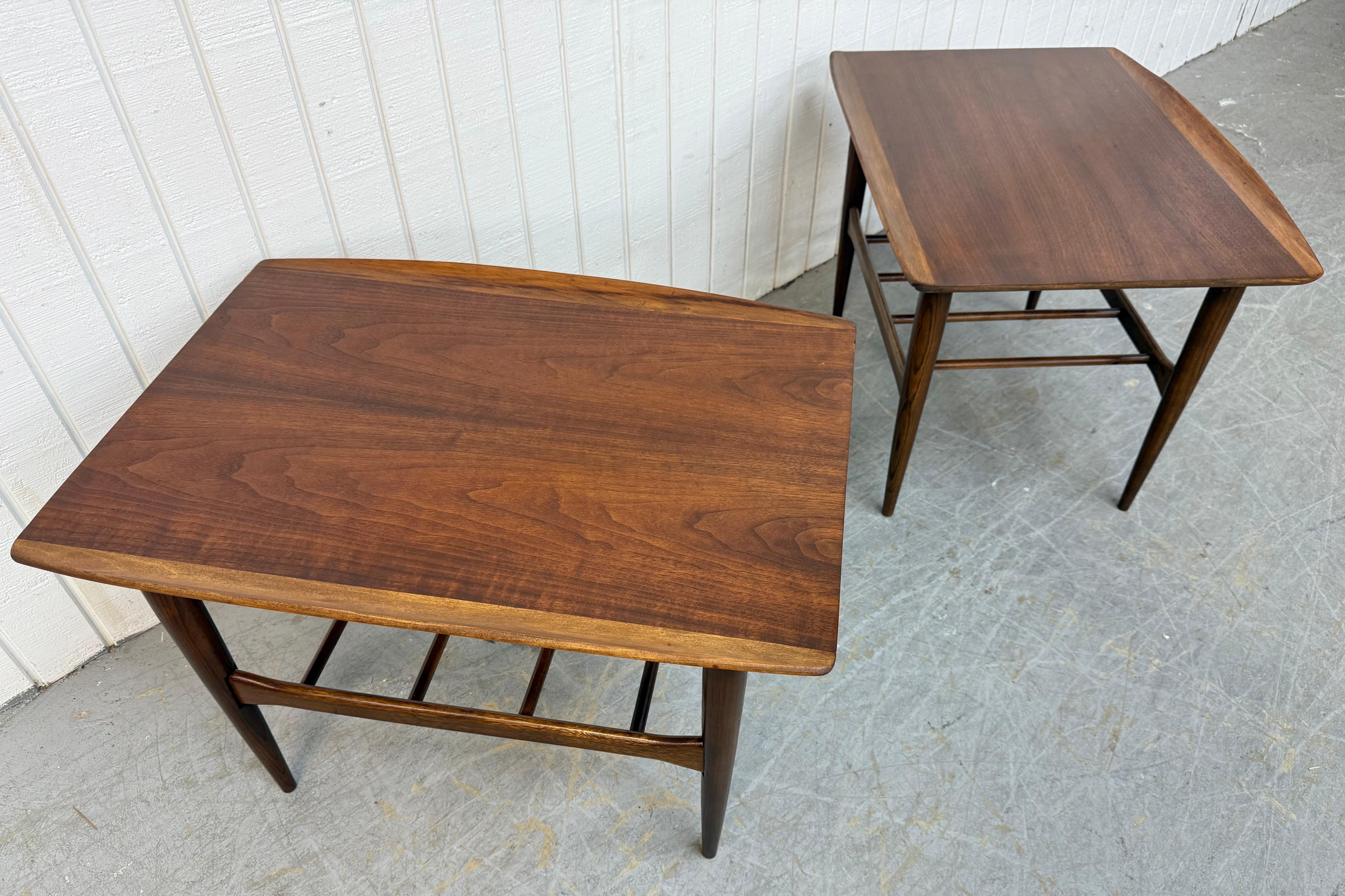 Milieu du XXe siècle Tables d'appoint en noyer modernes du milieu du siècle - Lot de 2 en vente