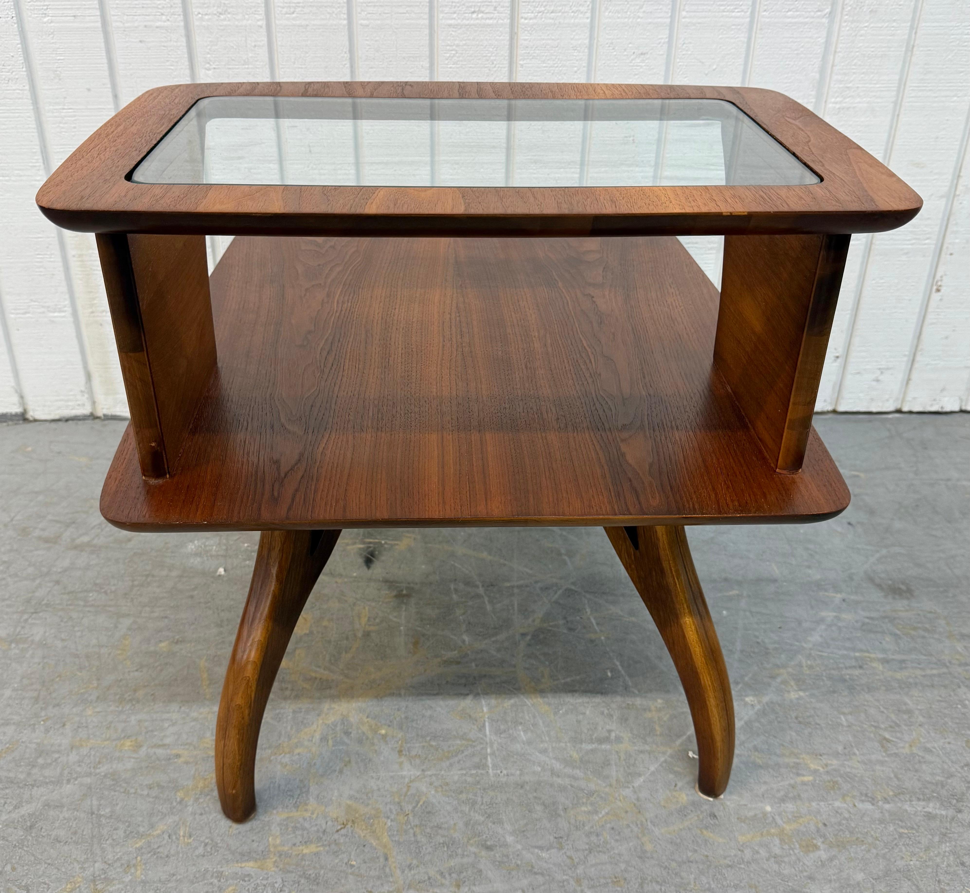 Mesas auxiliares de nogal modernas de mediados de siglo - Lote de 2 mediados del siglo XX en venta