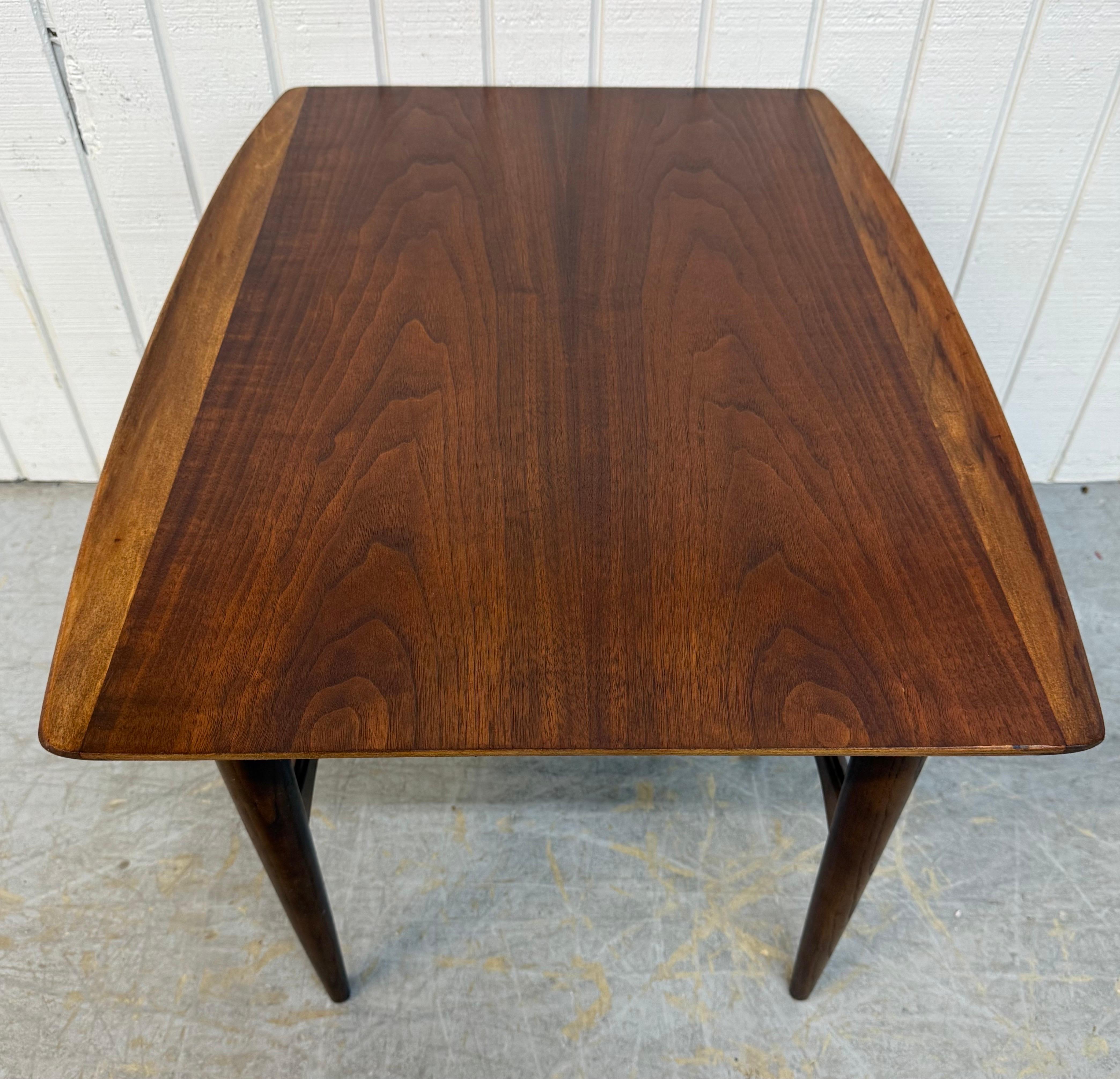 Bois Tables d'appoint en noyer modernes du milieu du siècle - Lot de 2 en vente