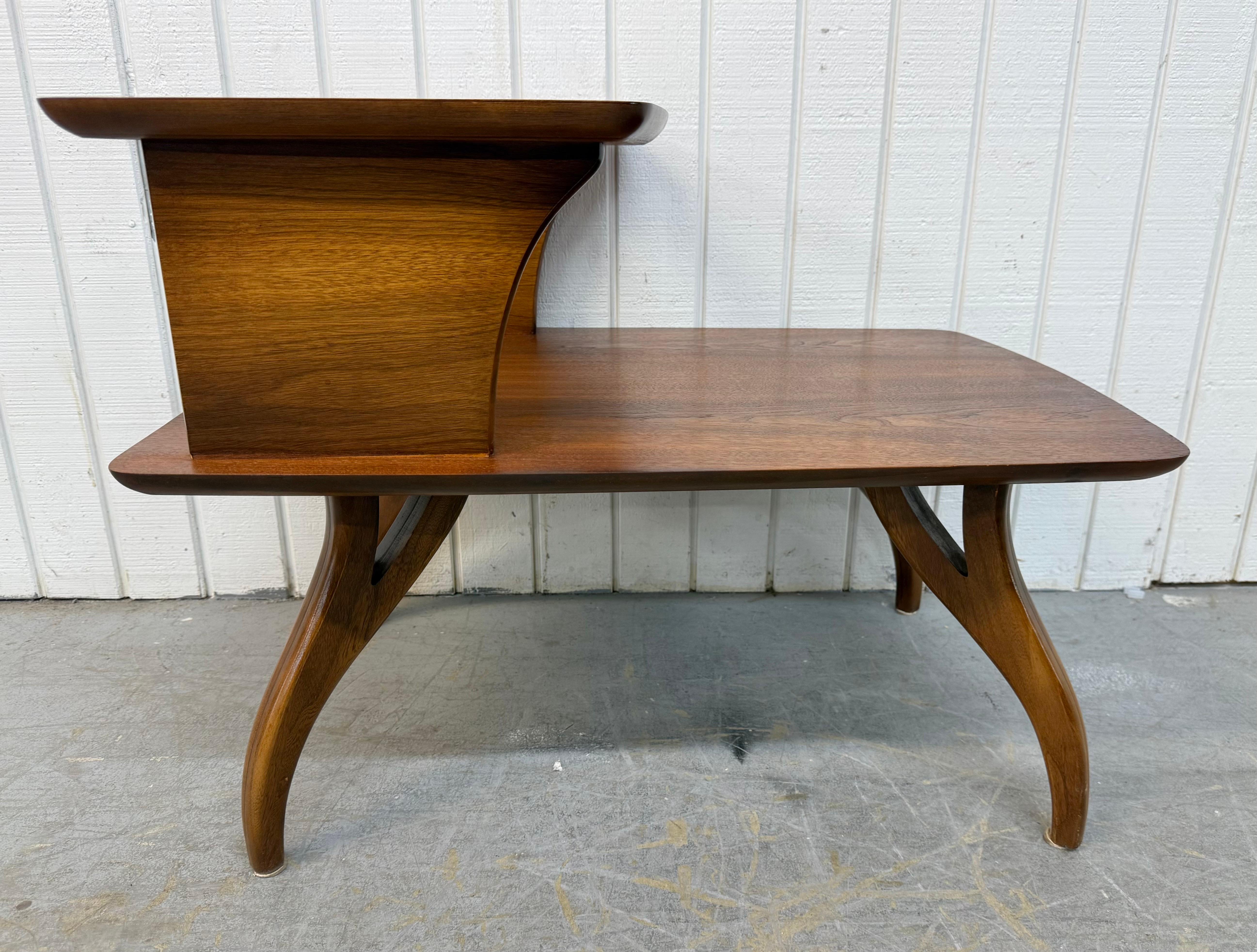 Mesas auxiliares de nogal modernas de mediados de siglo - Lote de 2 Vidrio en venta