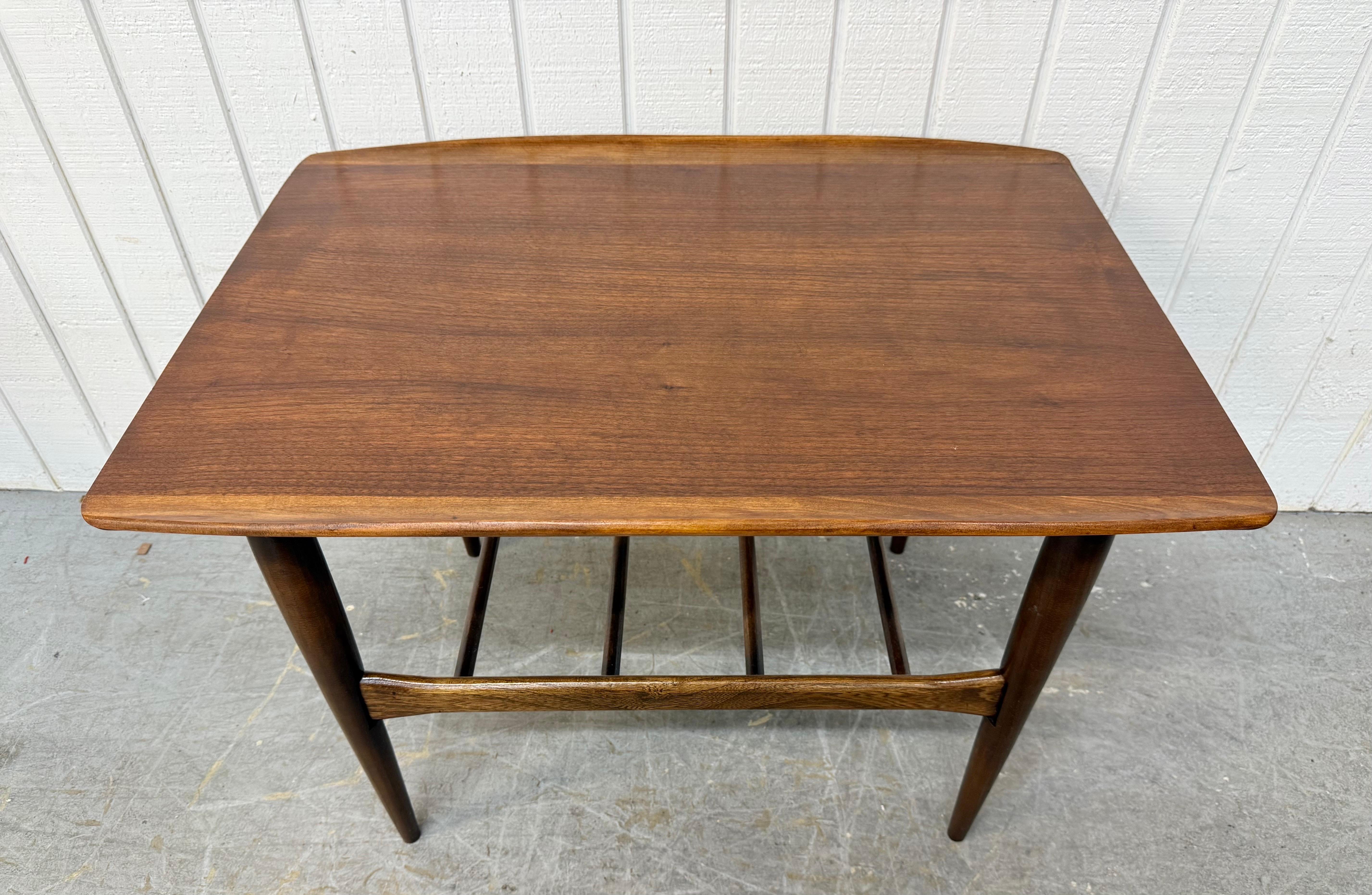 Tables d'appoint en noyer modernes du milieu du siècle - Lot de 2 en vente 1
