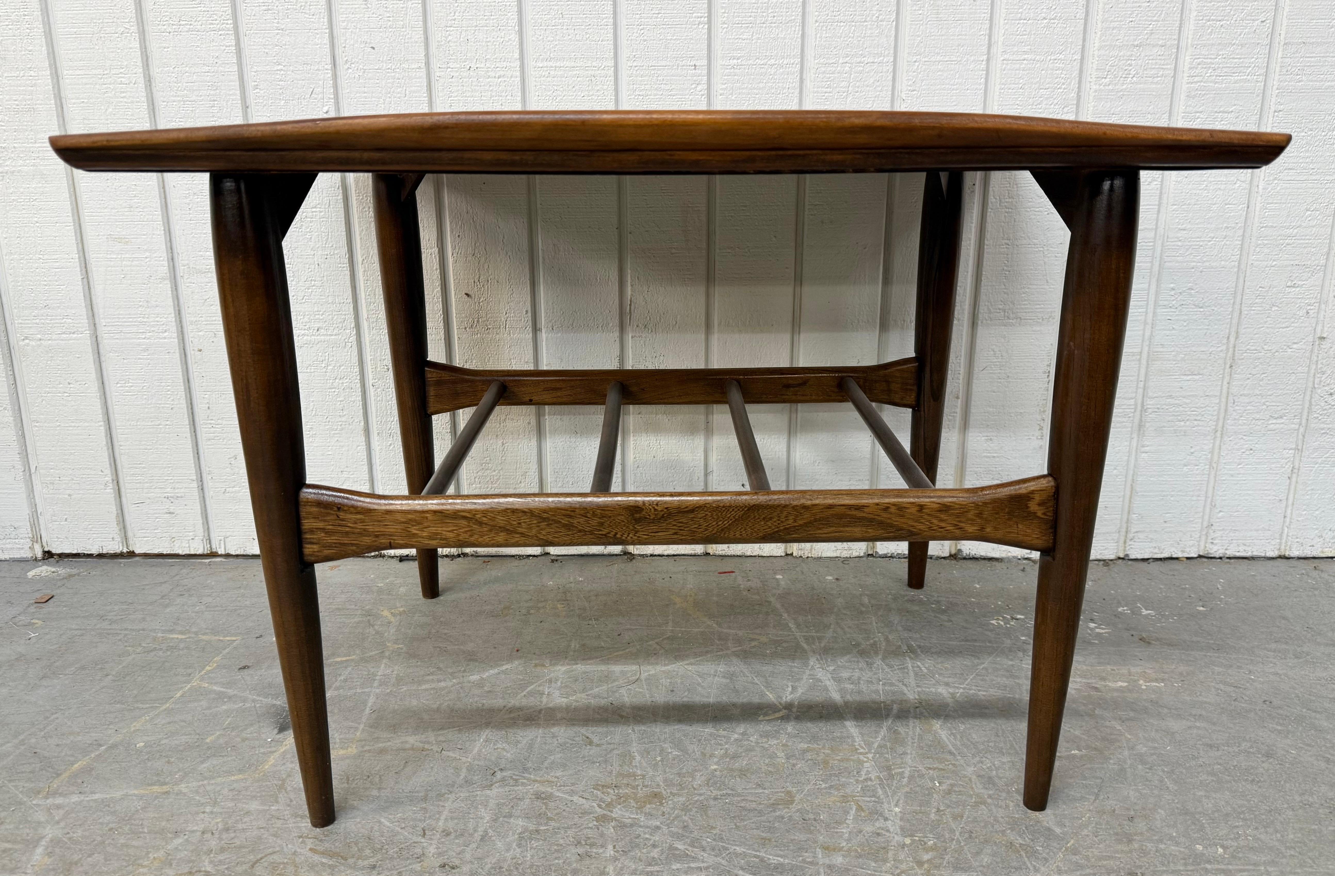 Tables d'appoint en noyer modernes du milieu du siècle - Lot de 2 en vente 2