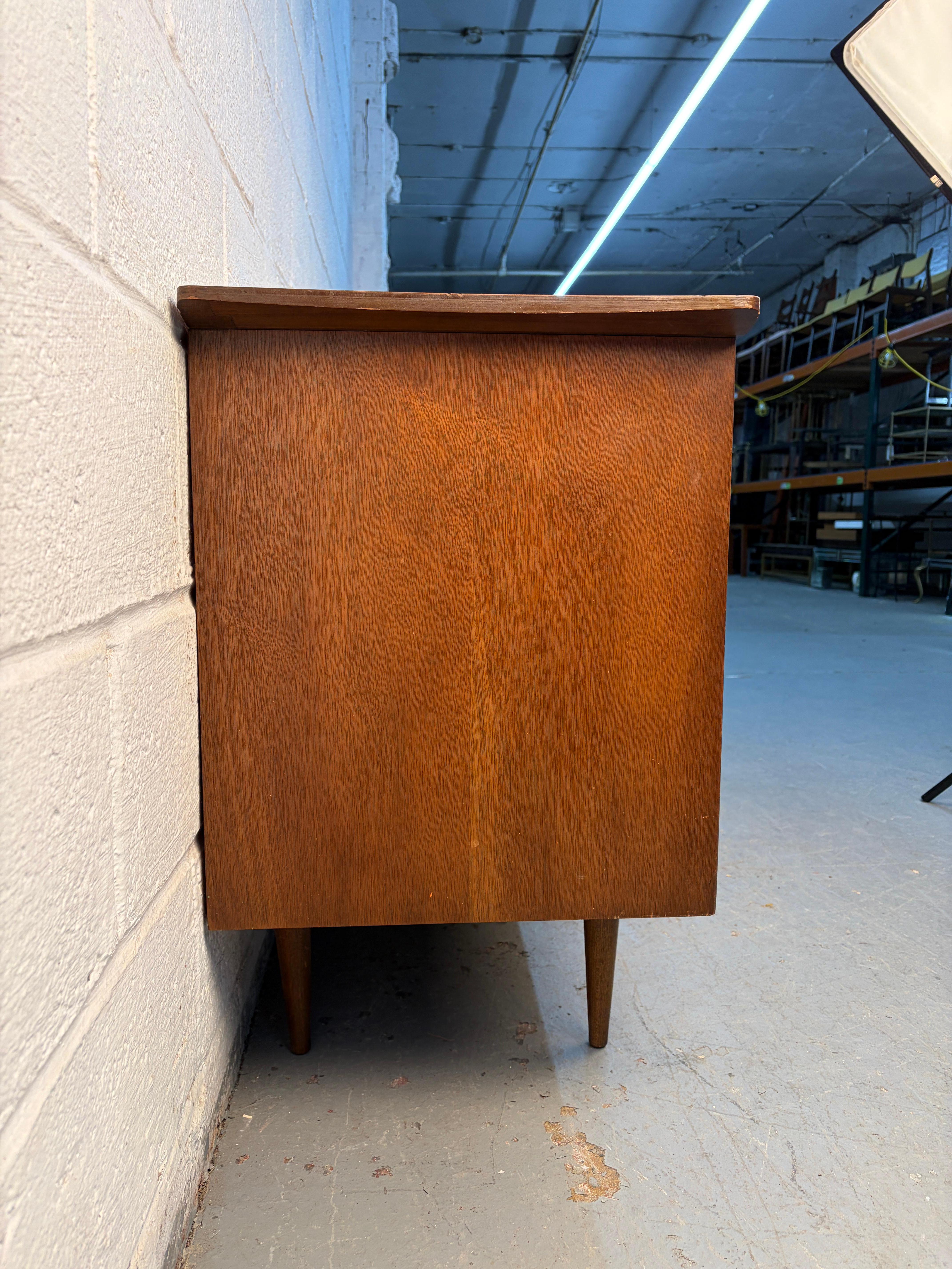 Credenza moderna in legno di noce di Bassett Furniture, Inc. in vendita 3