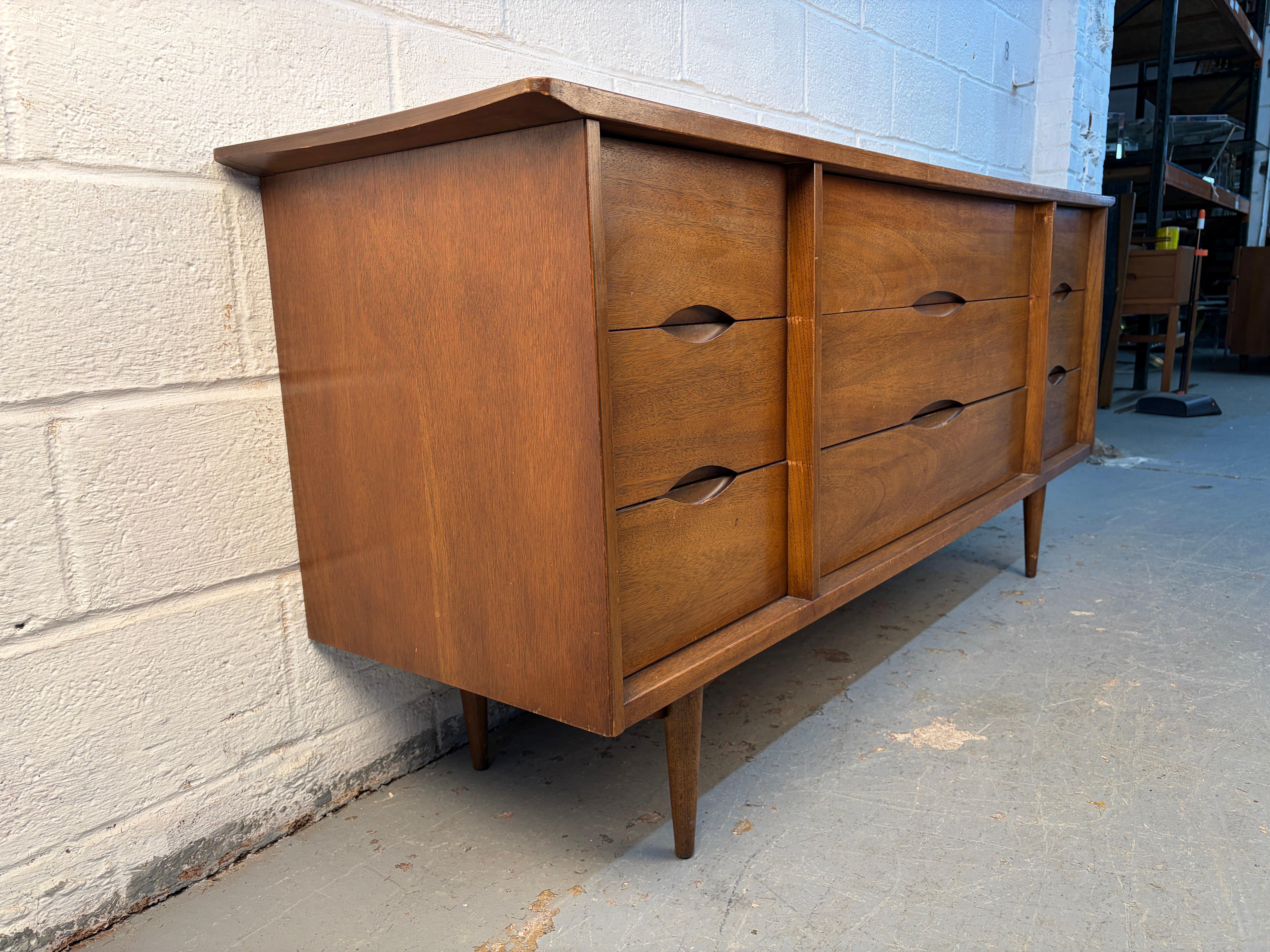 Credenza moderna in legno di noce di Bassett Furniture, Inc. in vendita 4