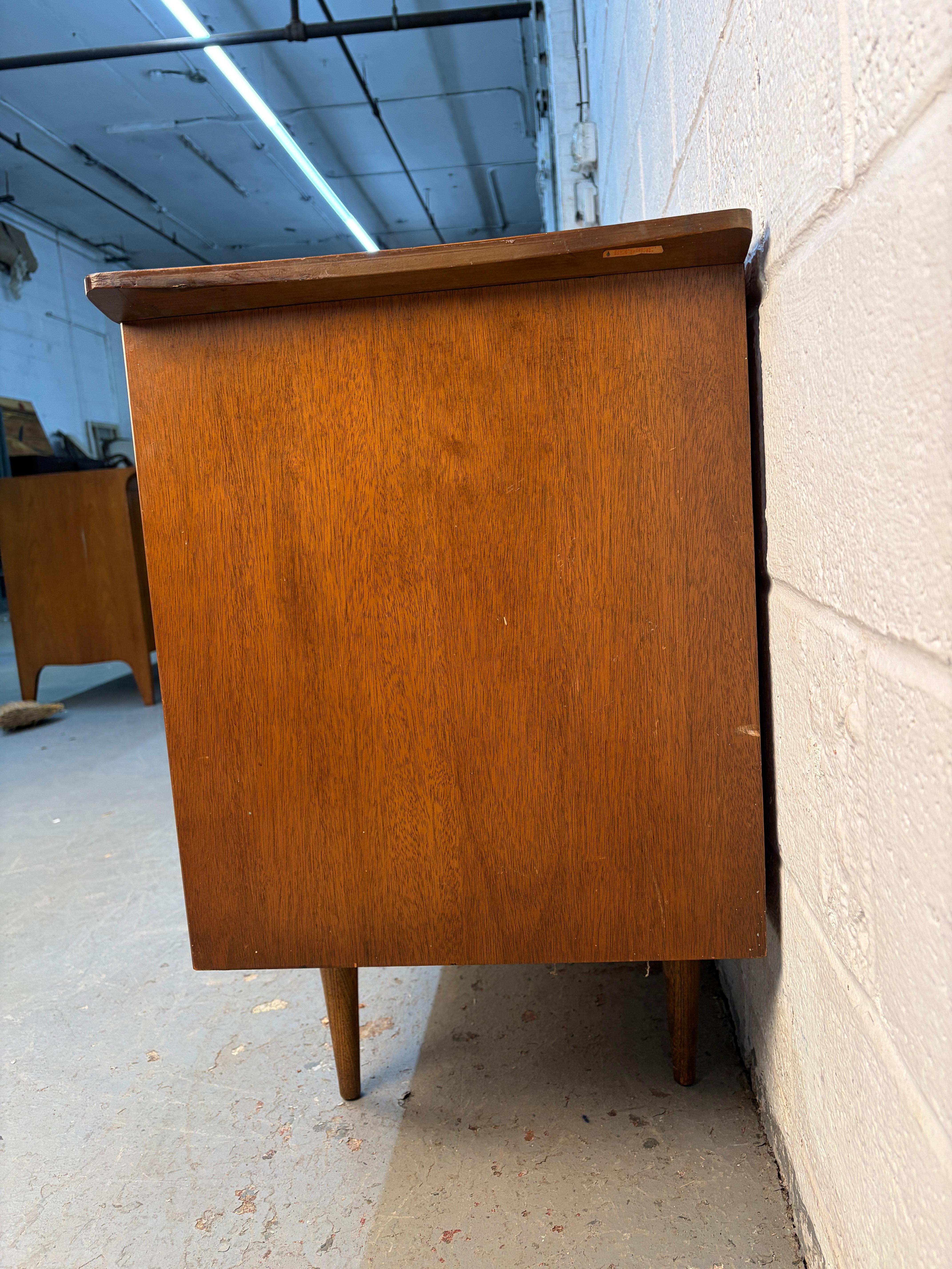 Credenza moderna in legno di noce di Bassett Furniture, Inc. in vendita 5
