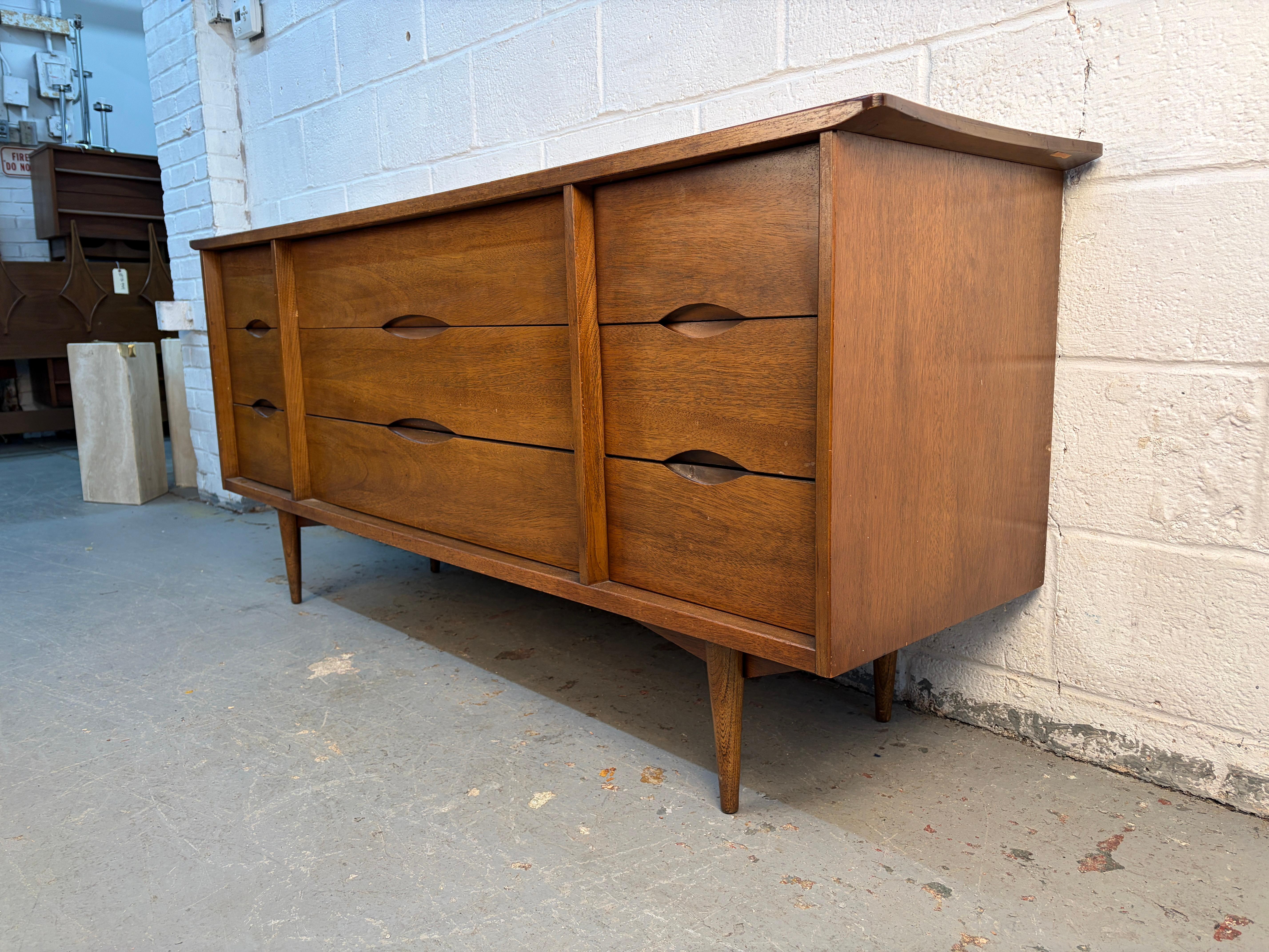 Credenza moderna in legno di noce di Bassett Furniture, Inc. in vendita 6