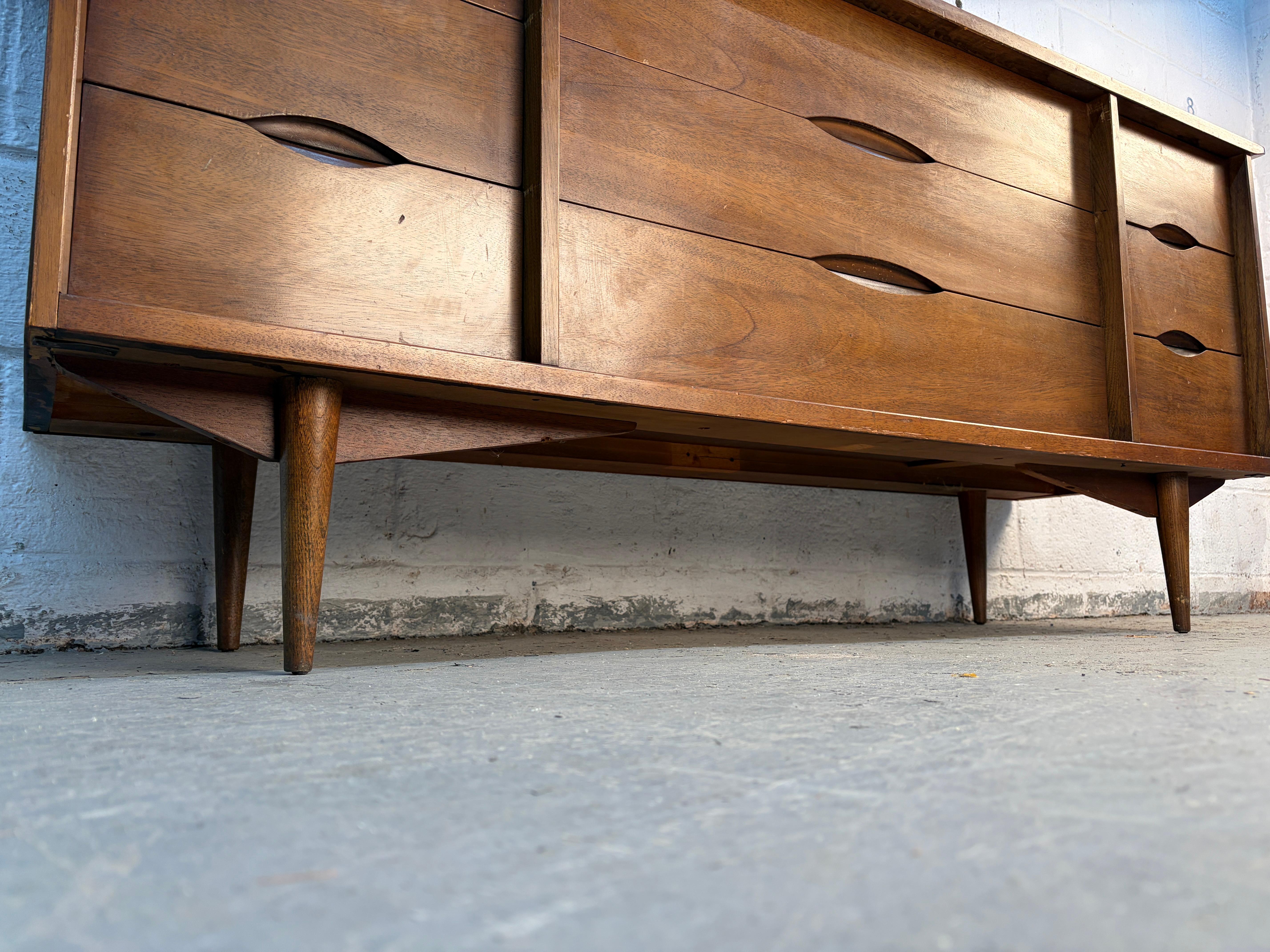 Credenza moderna in legno di noce di Bassett Furniture, Inc. in vendita 7