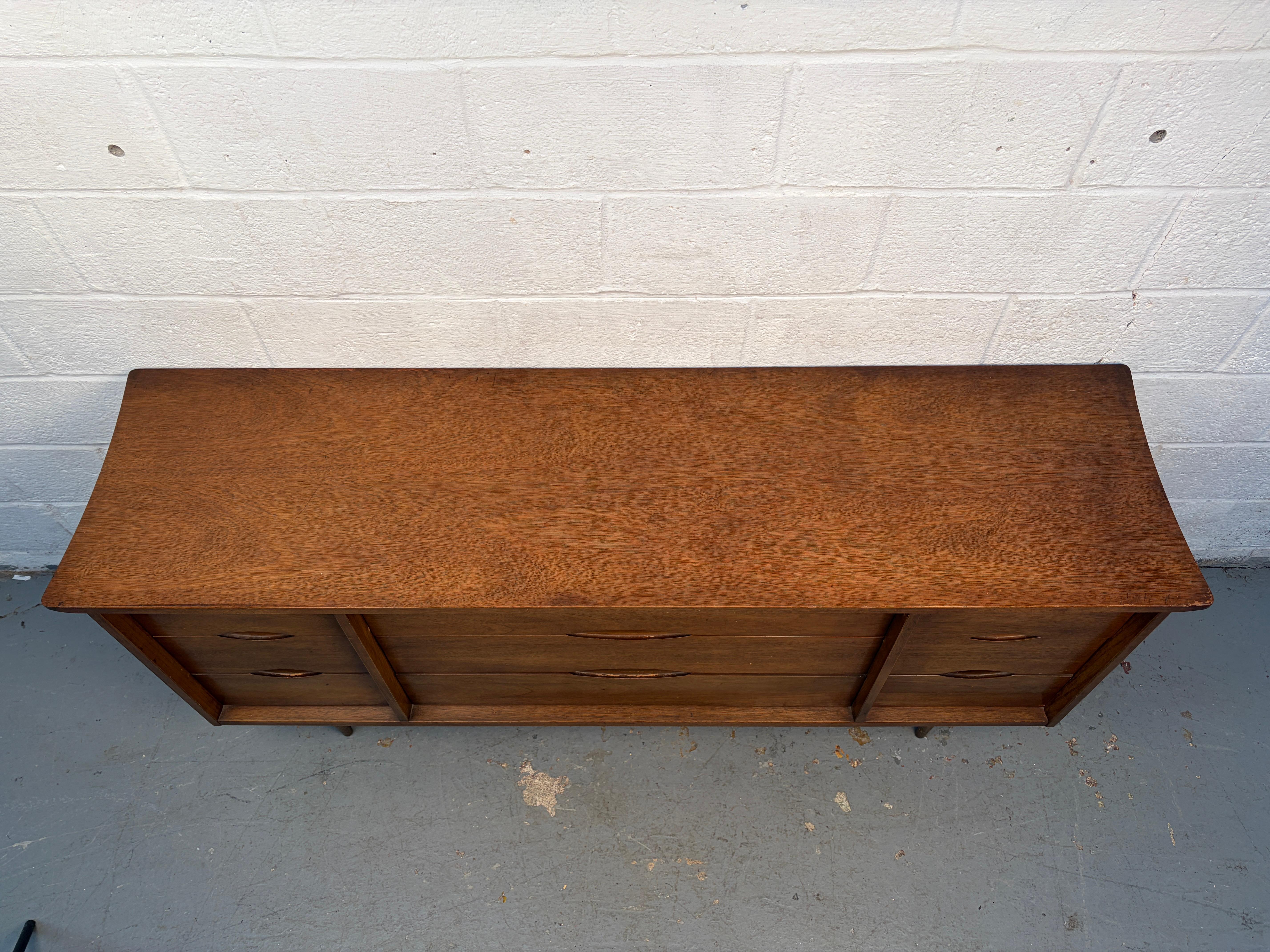 Credenza moderna in legno di noce di Bassett Furniture, Inc. in vendita 8