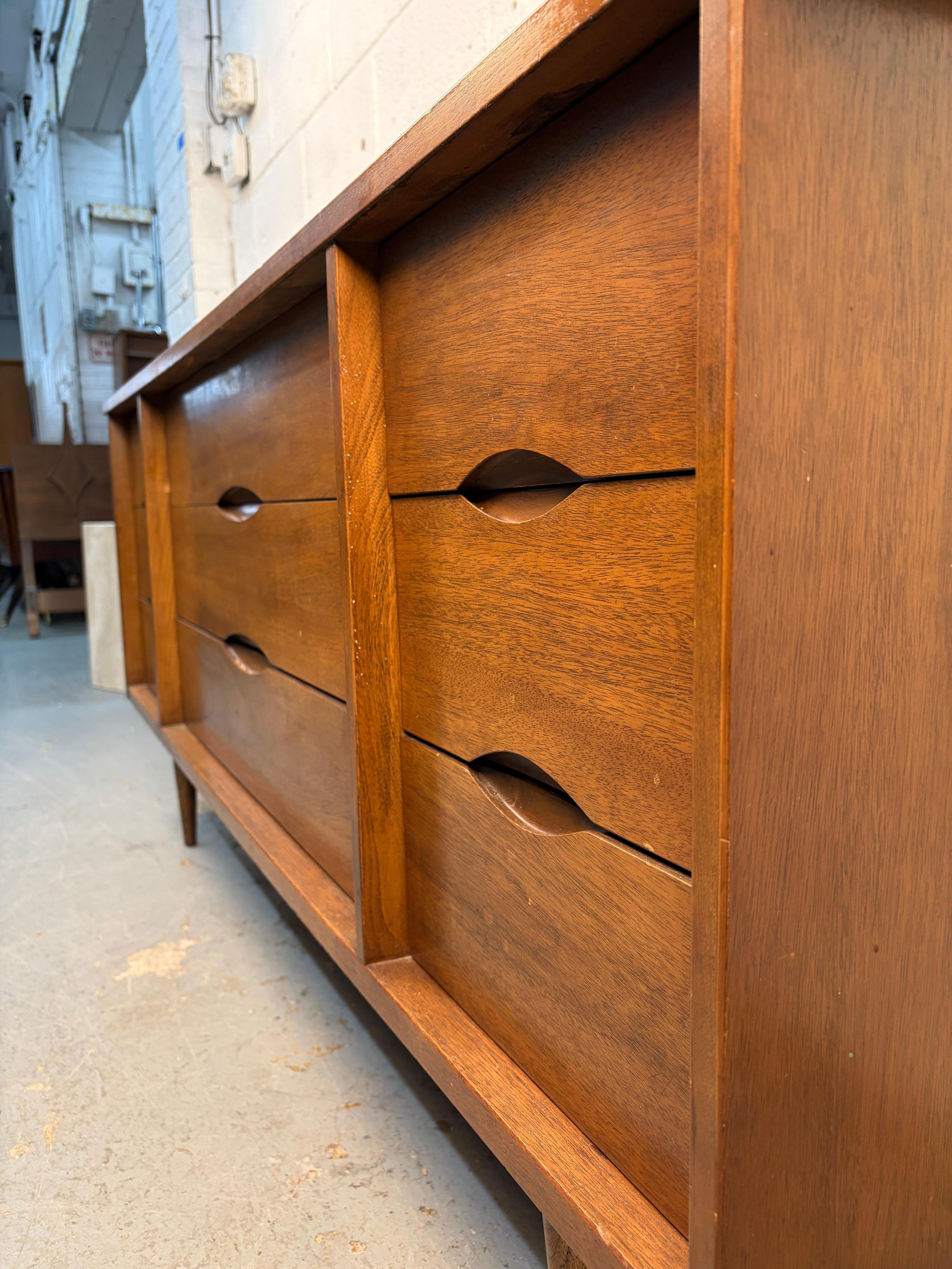 Credenza moderna in legno di noce di Bassett Furniture, Inc. in vendita 9
