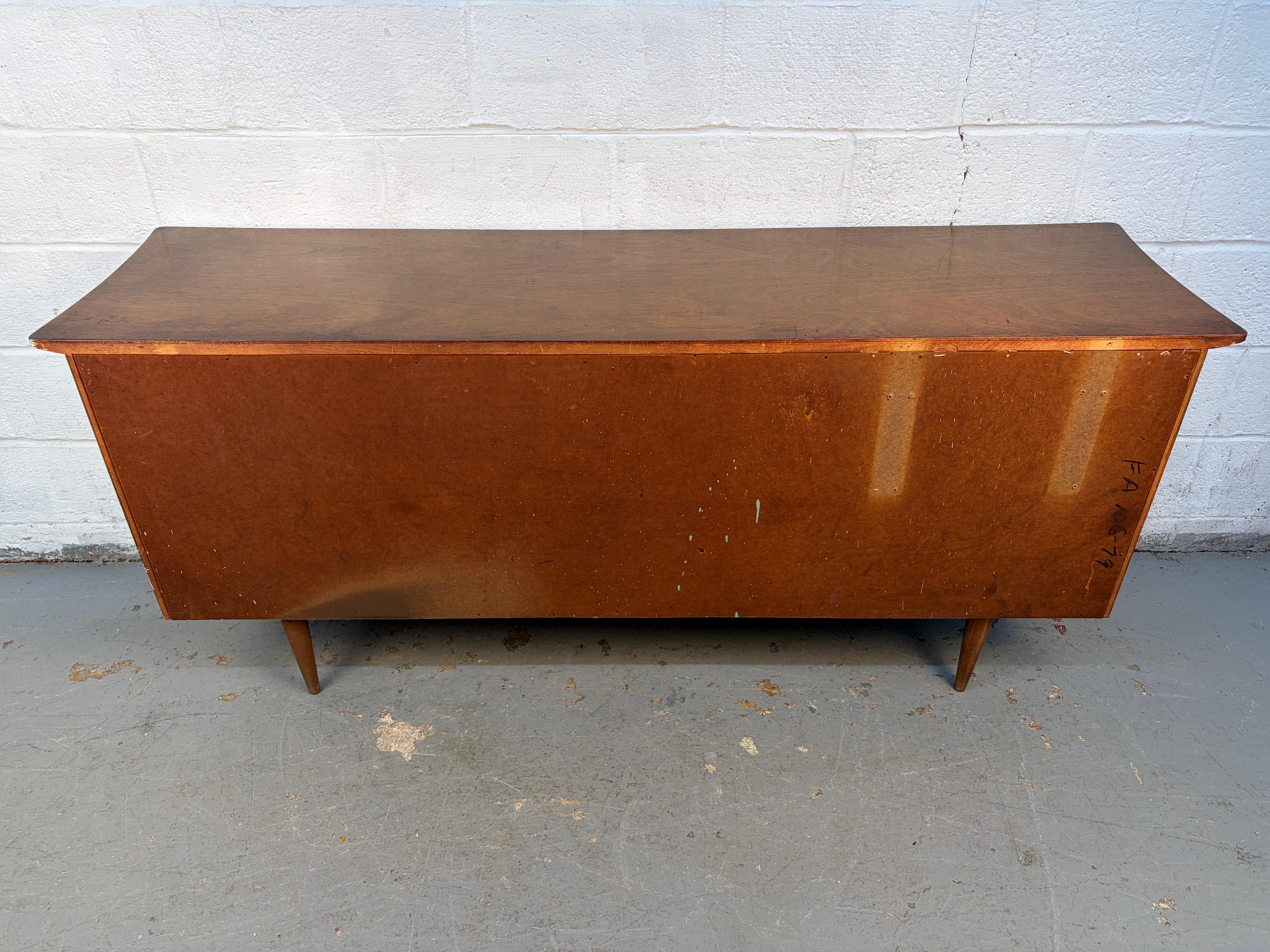 Credenza moderna in legno di noce di Bassett Furniture, Inc. in vendita 12