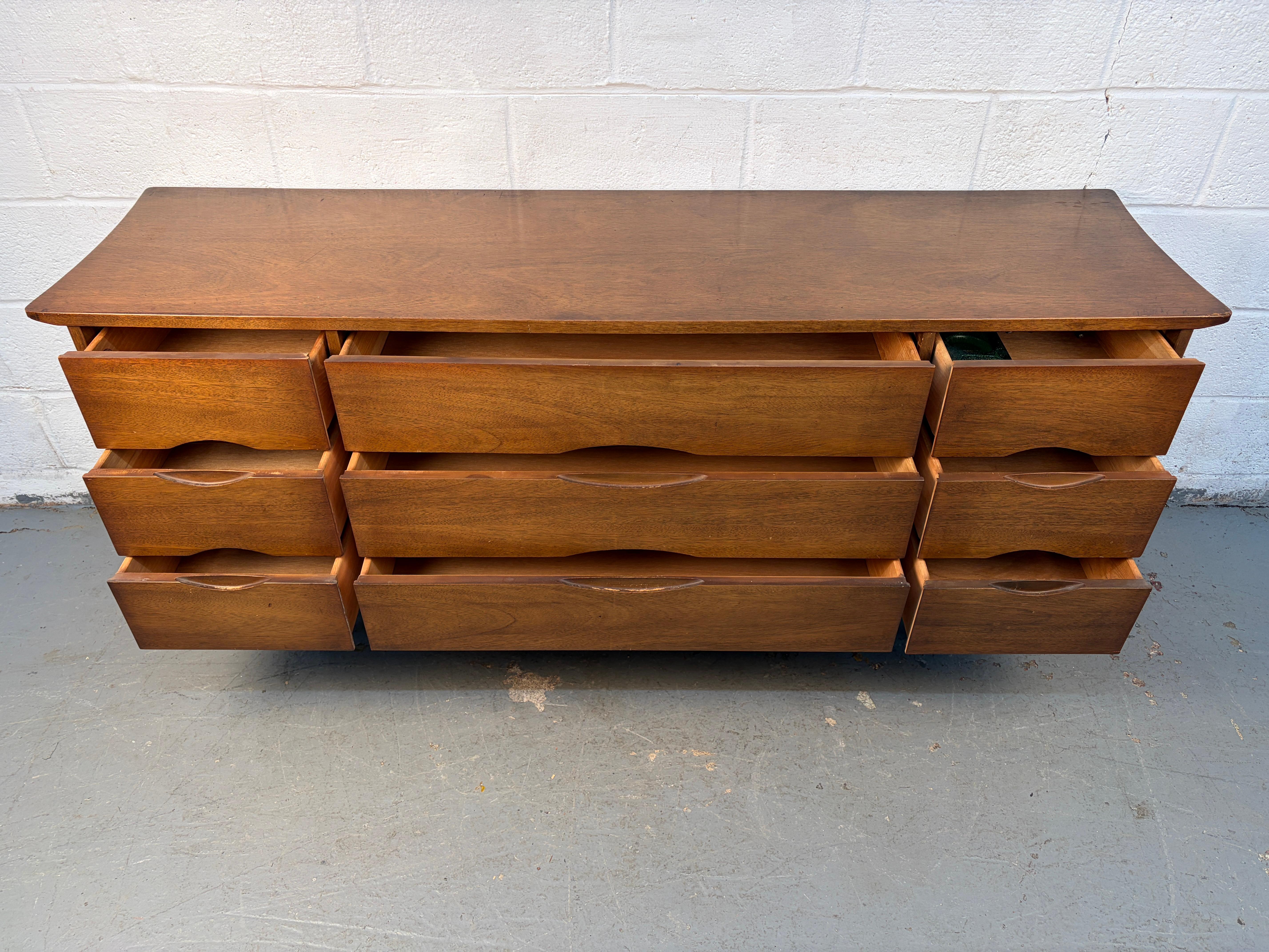 Mid-Century moderno Credenza moderna in legno di noce di Bassett Furniture, Inc. in vendita