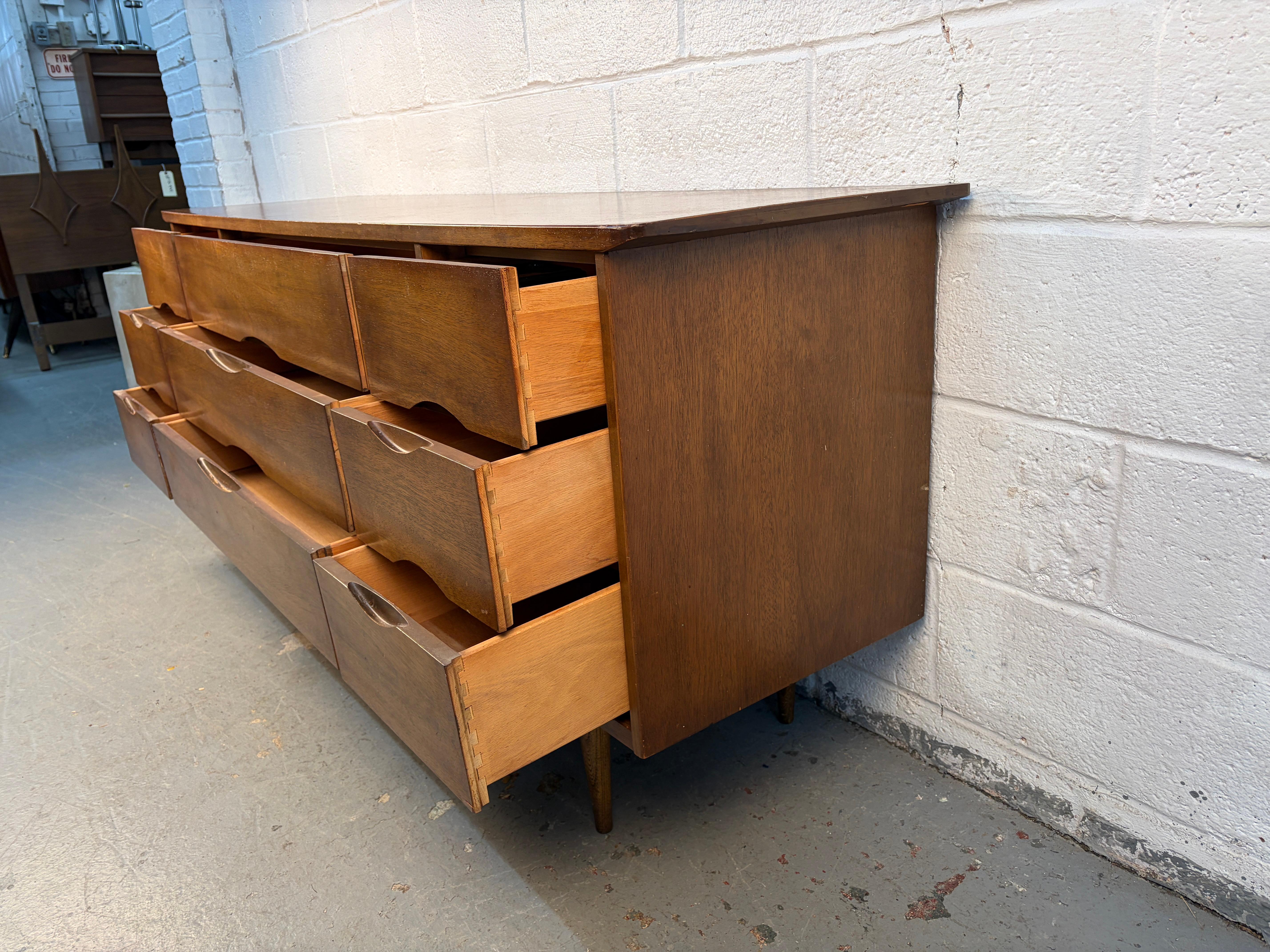 Americano Credenza moderna in legno di noce di Bassett Furniture, Inc. in vendita