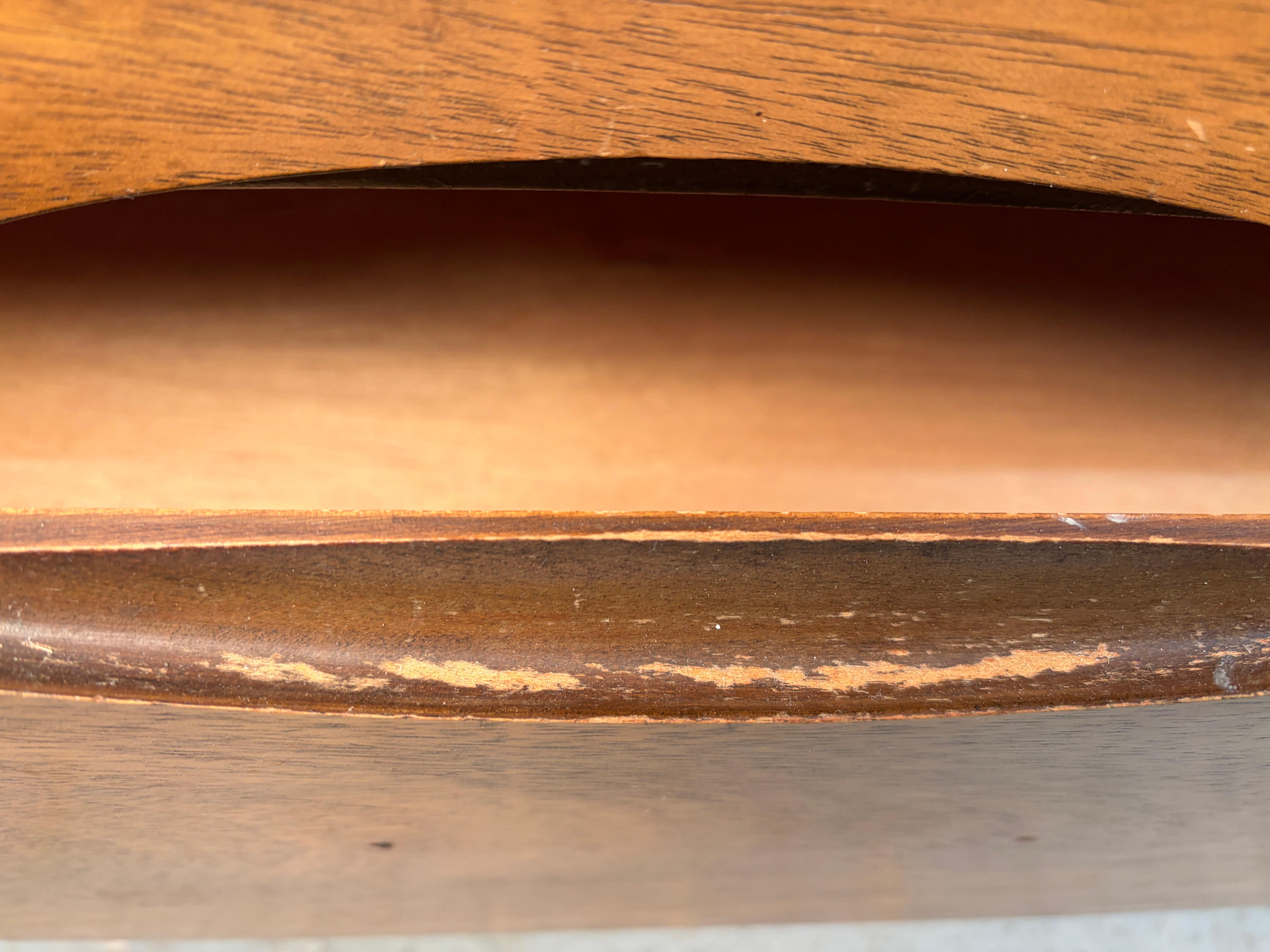 Credenza moderna in legno di noce di Bassett Furniture, Inc. In condizioni buone in vendita a Brooklyn, NY