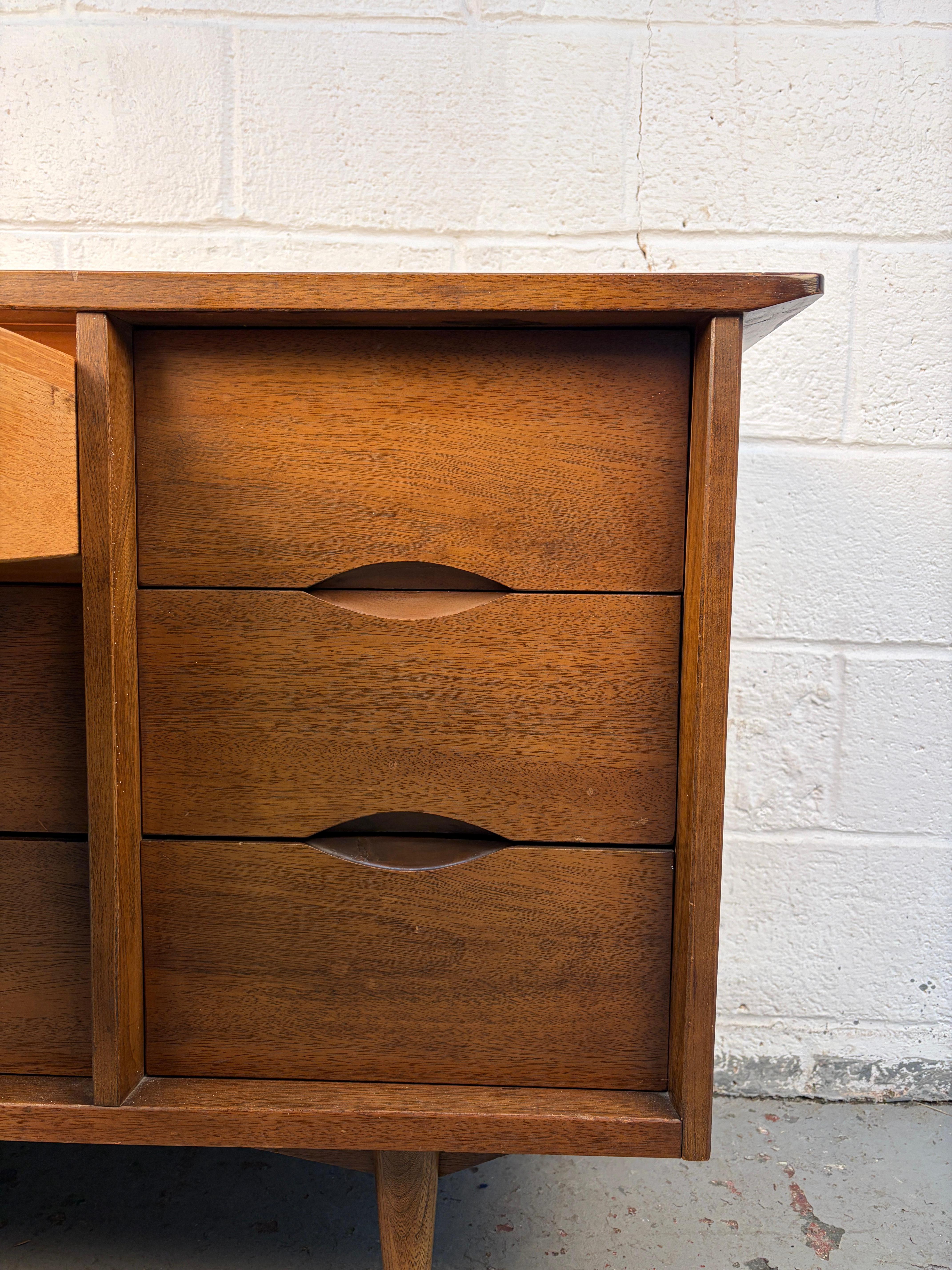 XX secolo Credenza moderna in legno di noce di Bassett Furniture, Inc. in vendita