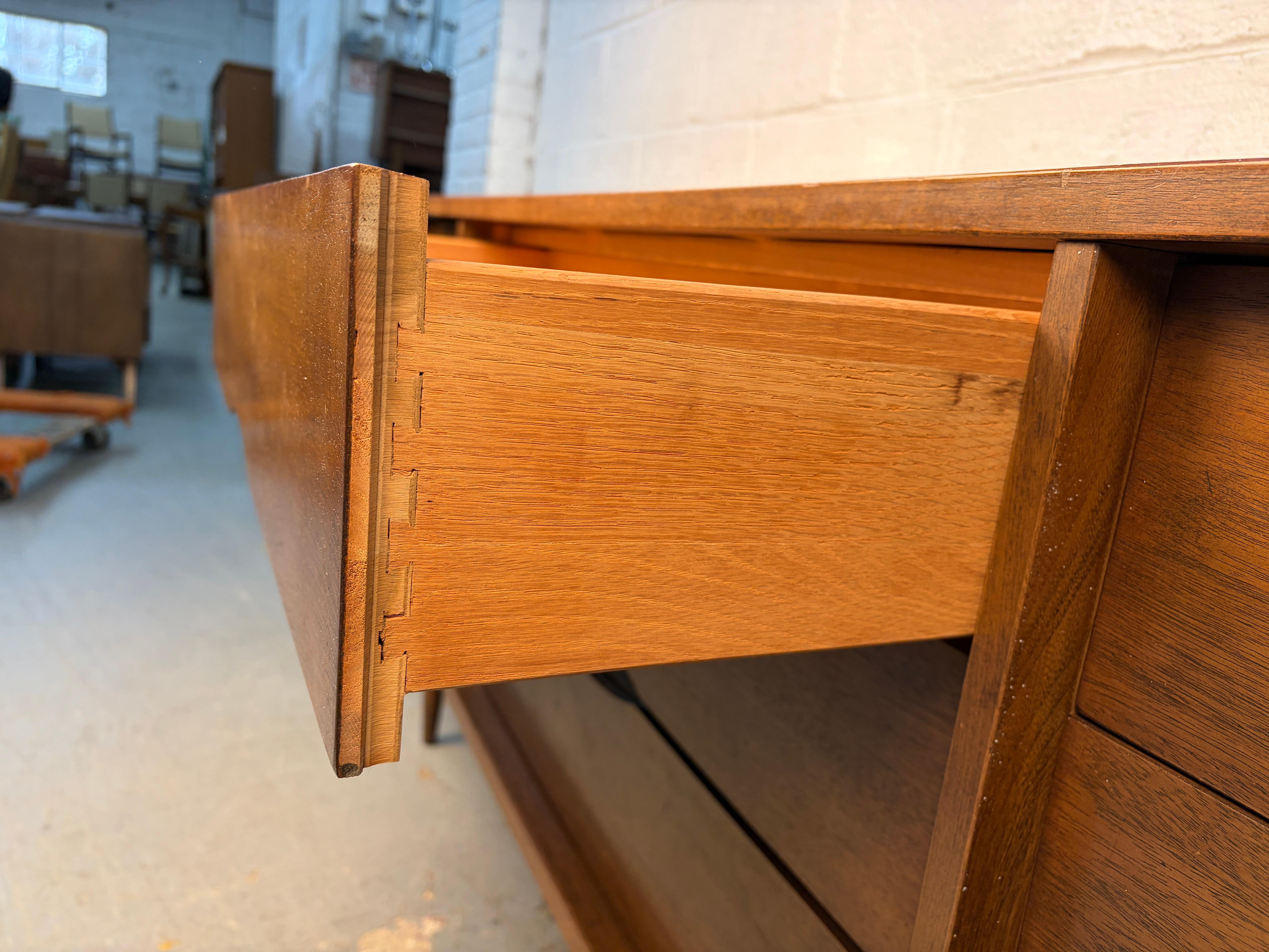 Noce Credenza moderna in legno di noce di Bassett Furniture, Inc. in vendita