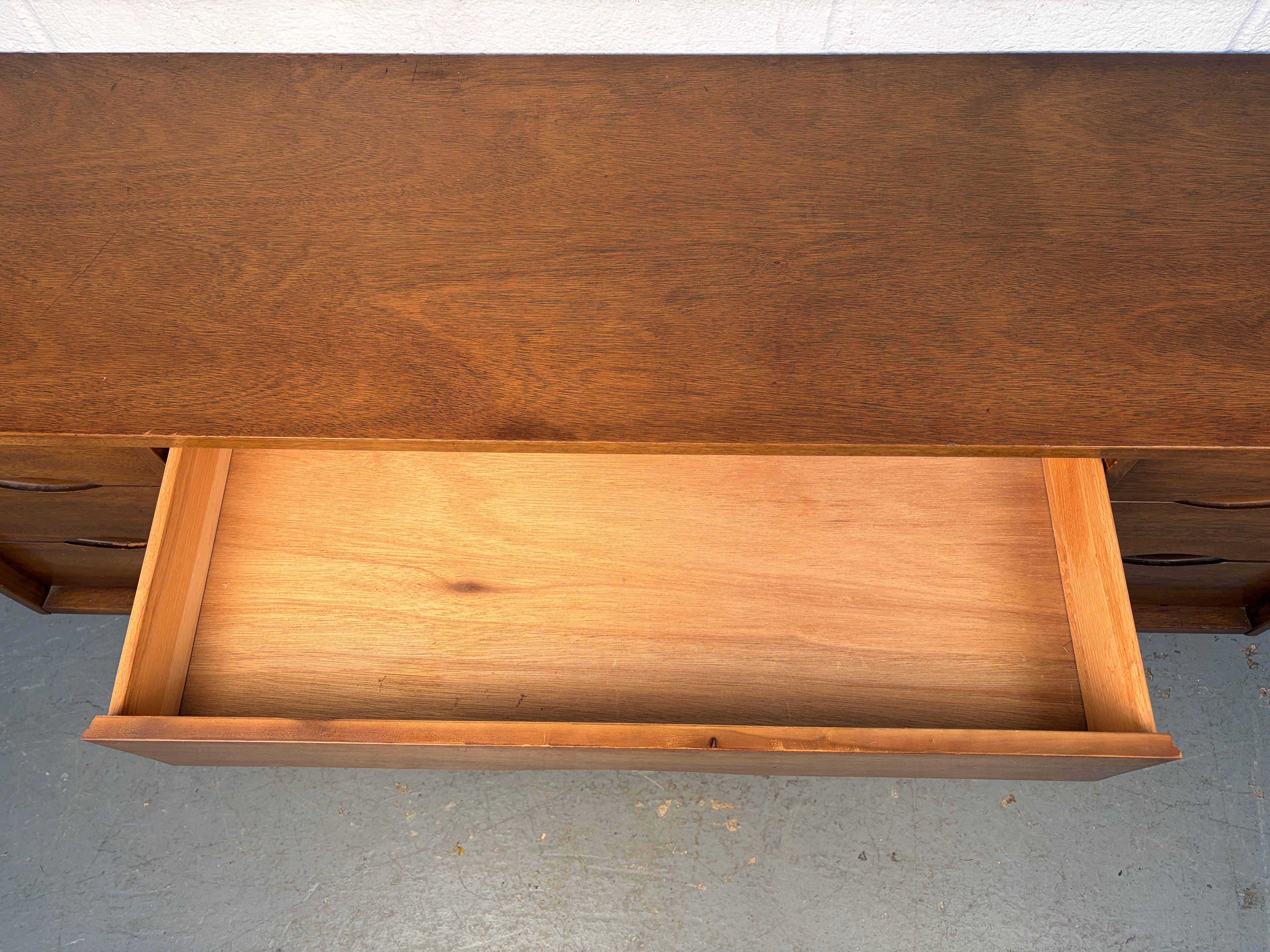 Credenza moderna in legno di noce di Bassett Furniture, Inc. in vendita 1