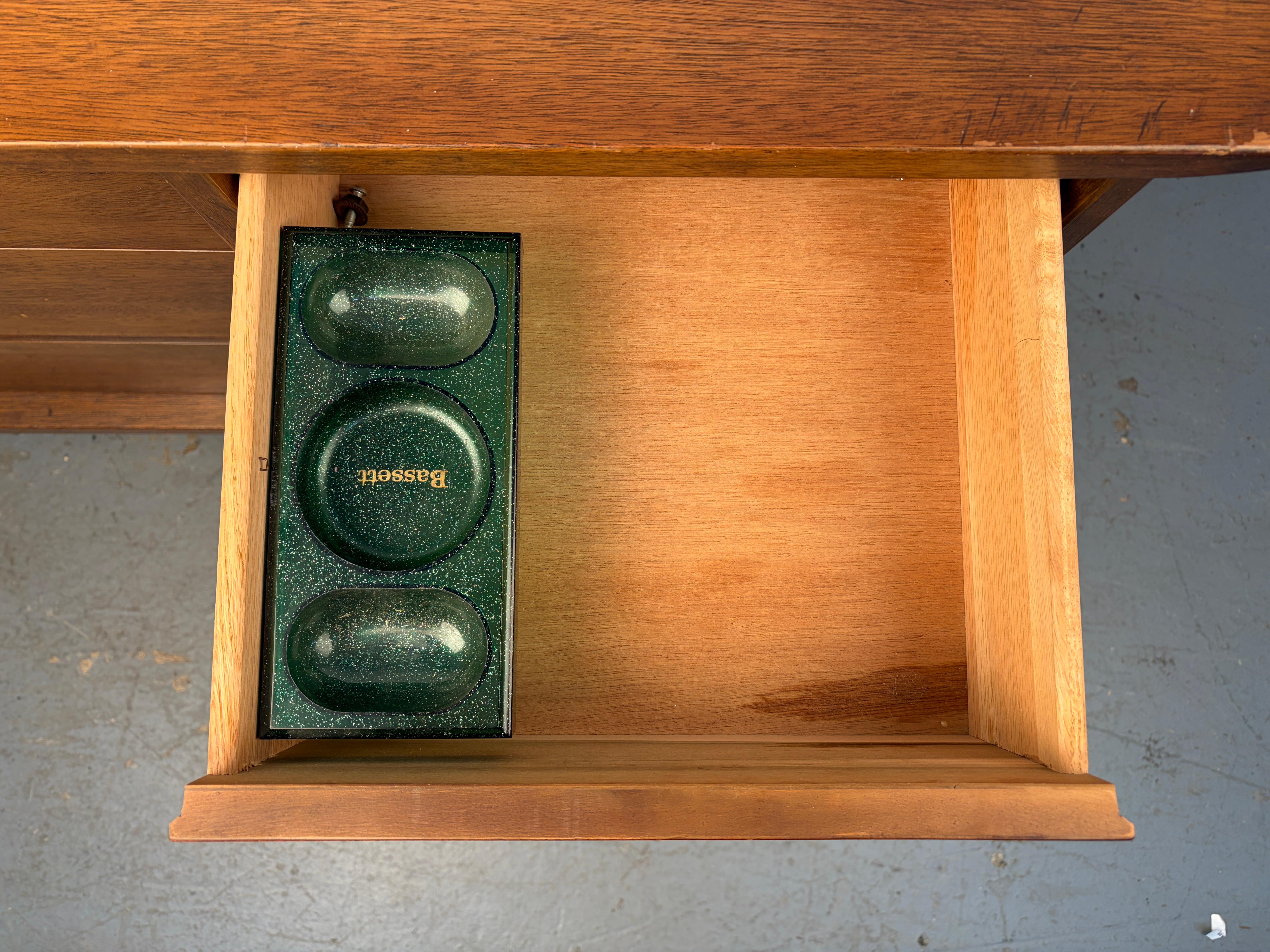 Credenza moderna in legno di noce di Bassett Furniture, Inc. in vendita 2