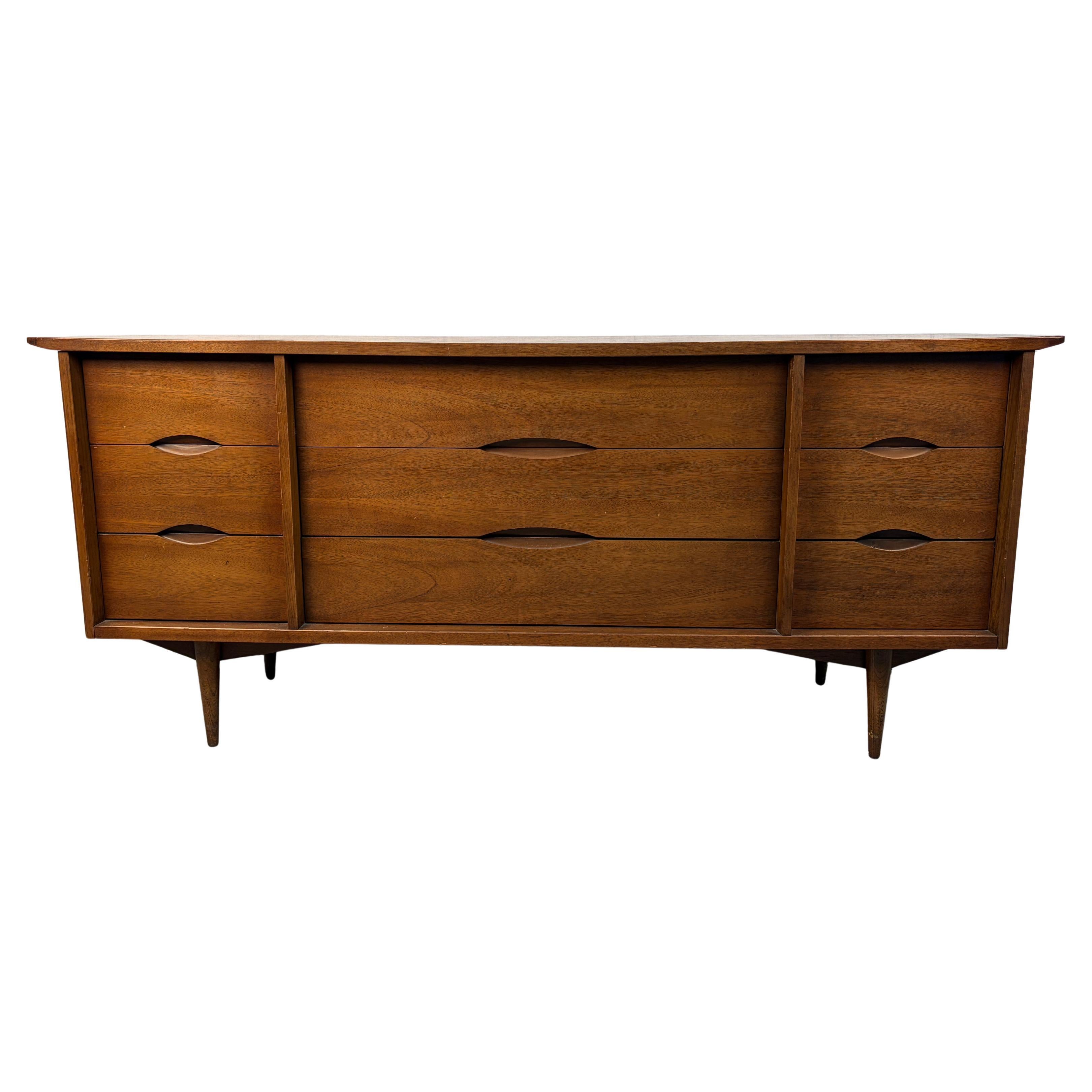 Credenza moderna in legno di noce di Bassett Furniture, Inc. in vendita