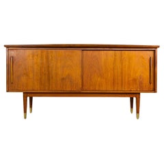 Modernes Nussbaum-Sideboard aus der Jahrhundertmitte von Deilcraft