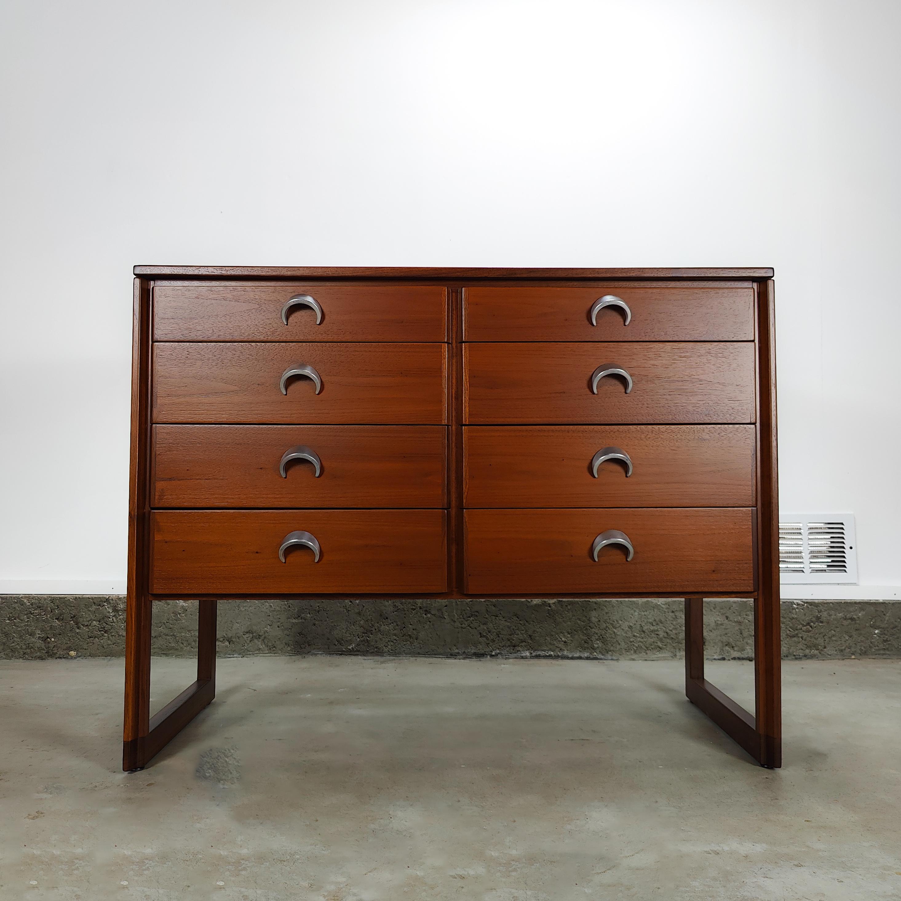 Mid-Century Modern Walnut Sideboard / Credenza by Jens Risom In Excellent Condition In Chino Hills, CA