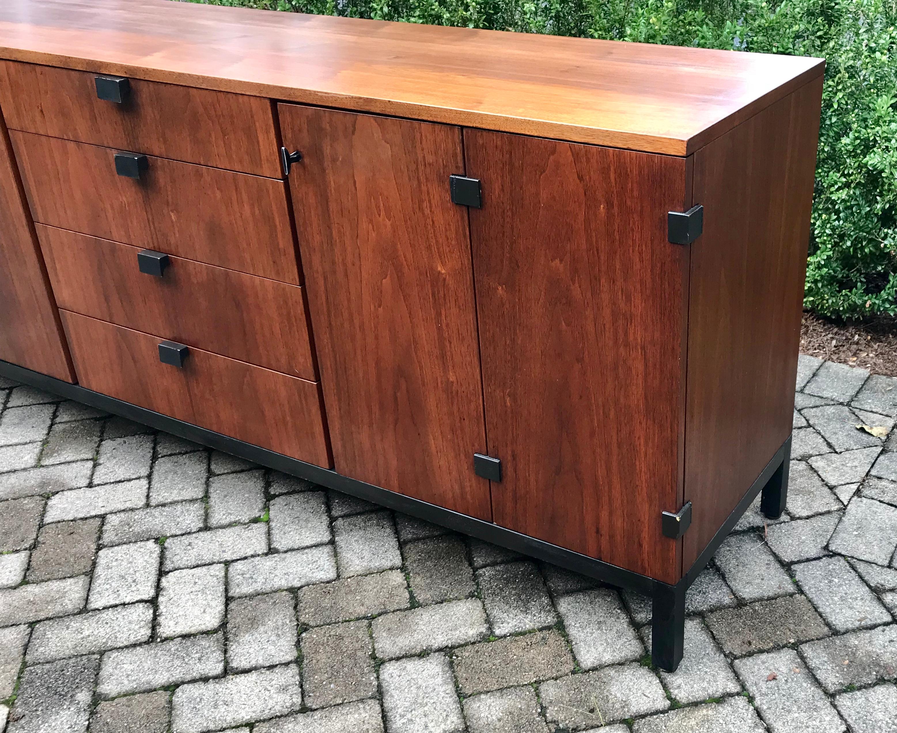 Mid-Century Modern Walnut Sideboard Credenza by Milo Baughman for Directional In Good Condition In Bedford Hills, NY