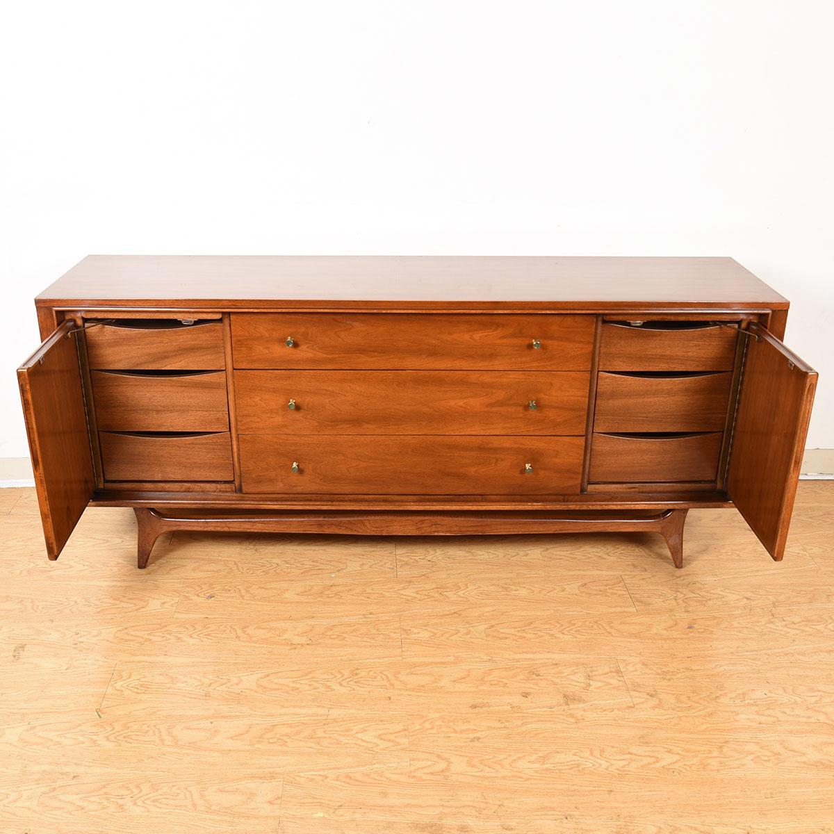Mid-Century Modern Walnut Sideboard Dresser In Excellent Condition For Sale In Kensington, MD