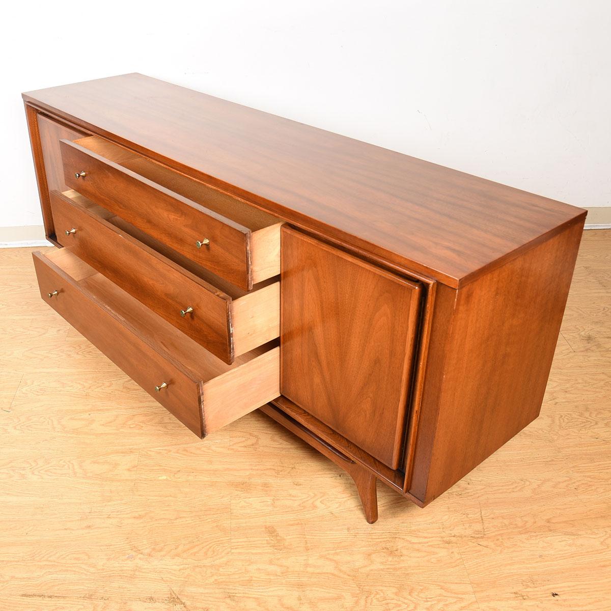 Mid-Century Modern Walnut Sideboard Dresser For Sale 1