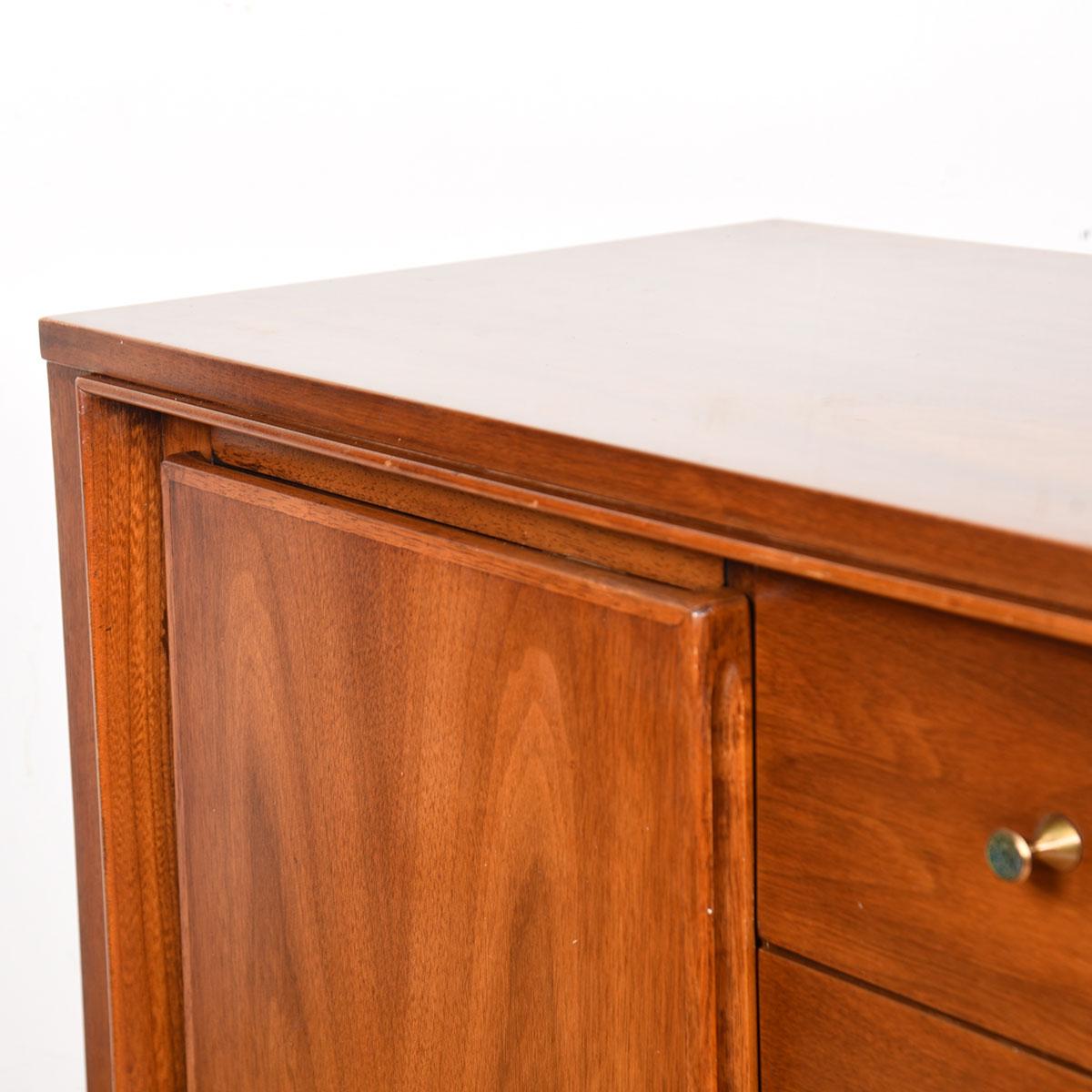 Mid-Century Modern Walnut Sideboard Dresser For Sale 2