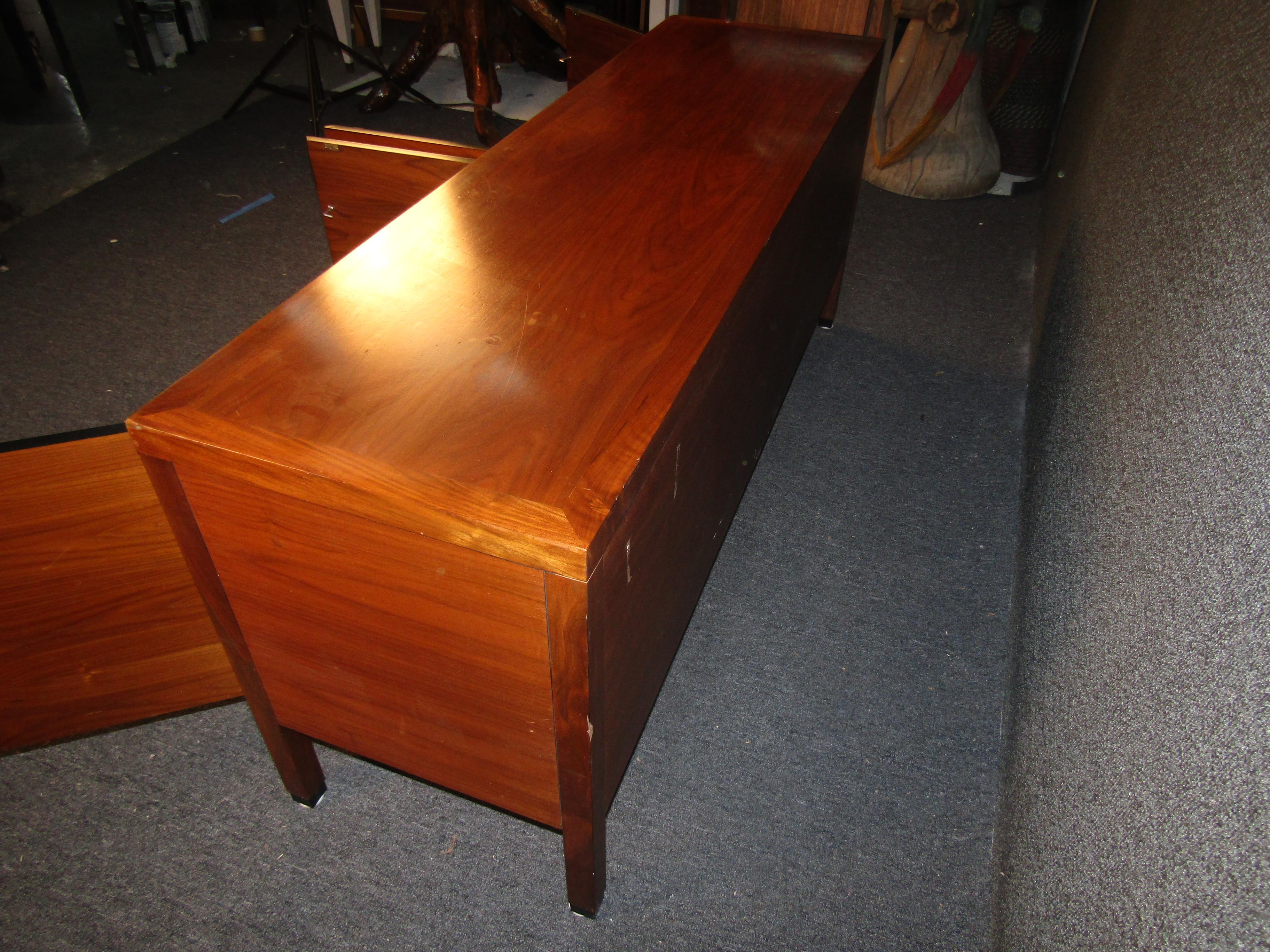 Mid-Century Modern Walnut Sideboard For Sale 3