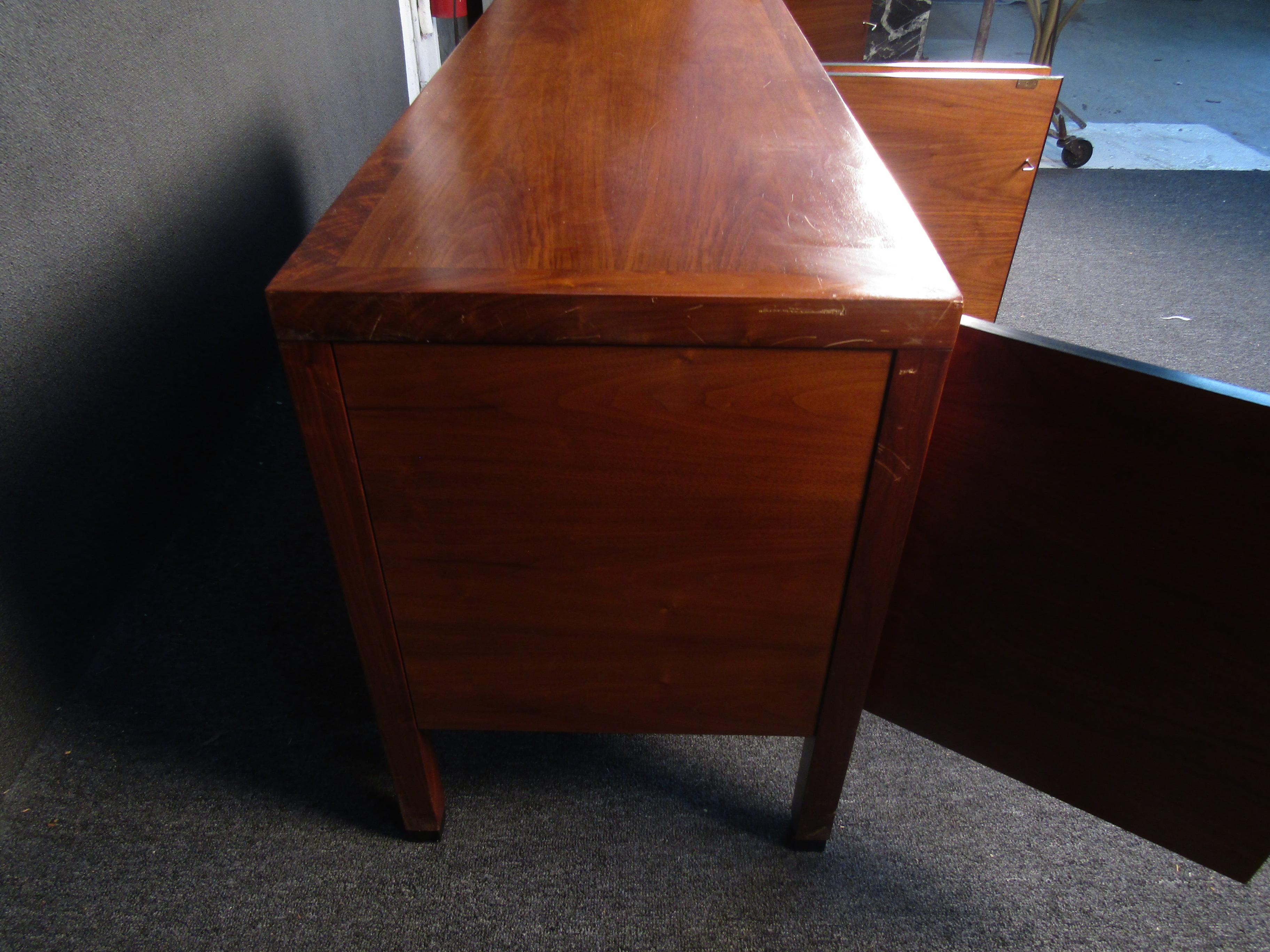 Mid-Century Modern Walnut Sideboard For Sale 6