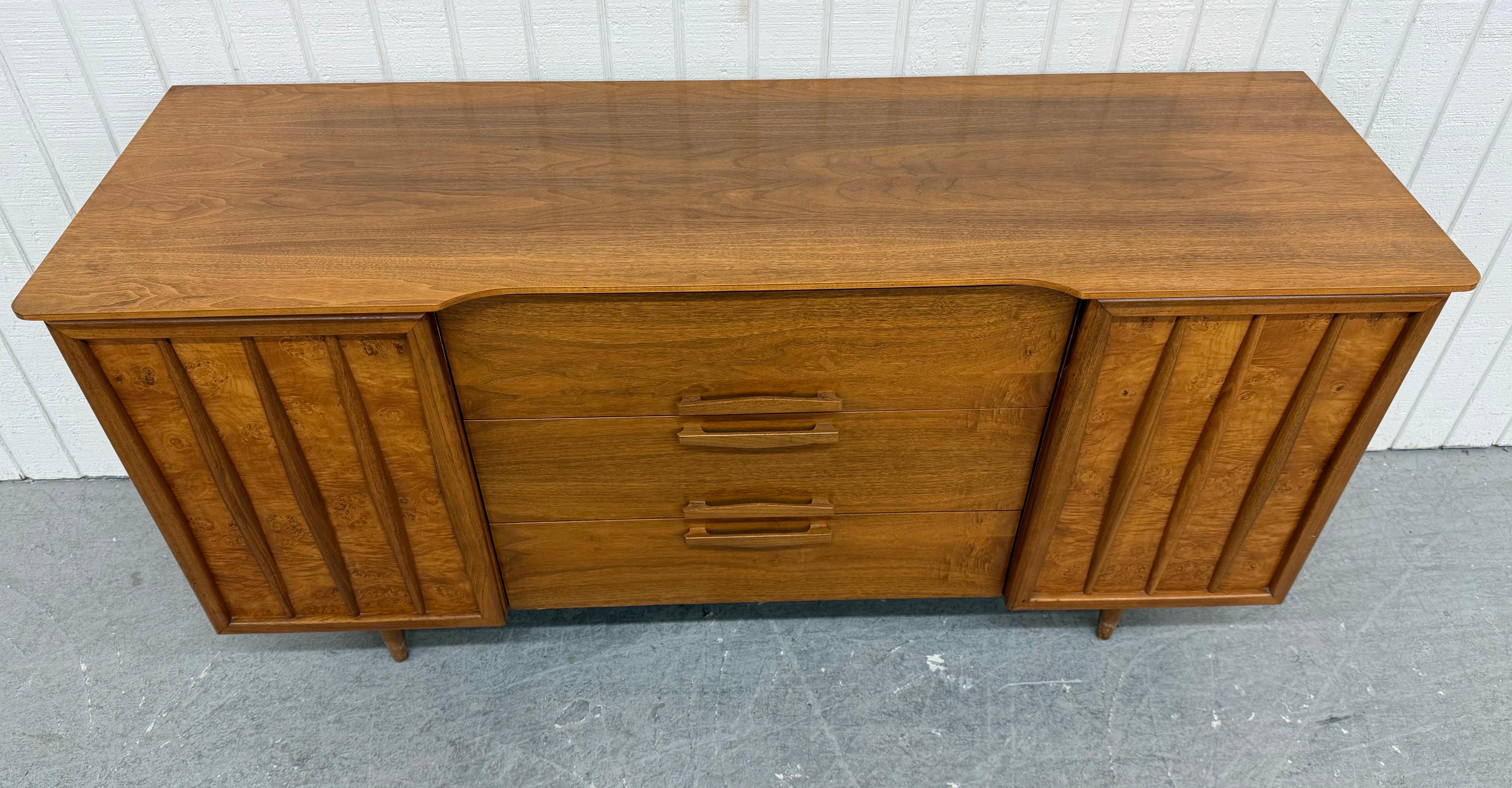 Mid-Century Modern Walnut Sideboard In Good Condition In Clarksboro, NJ