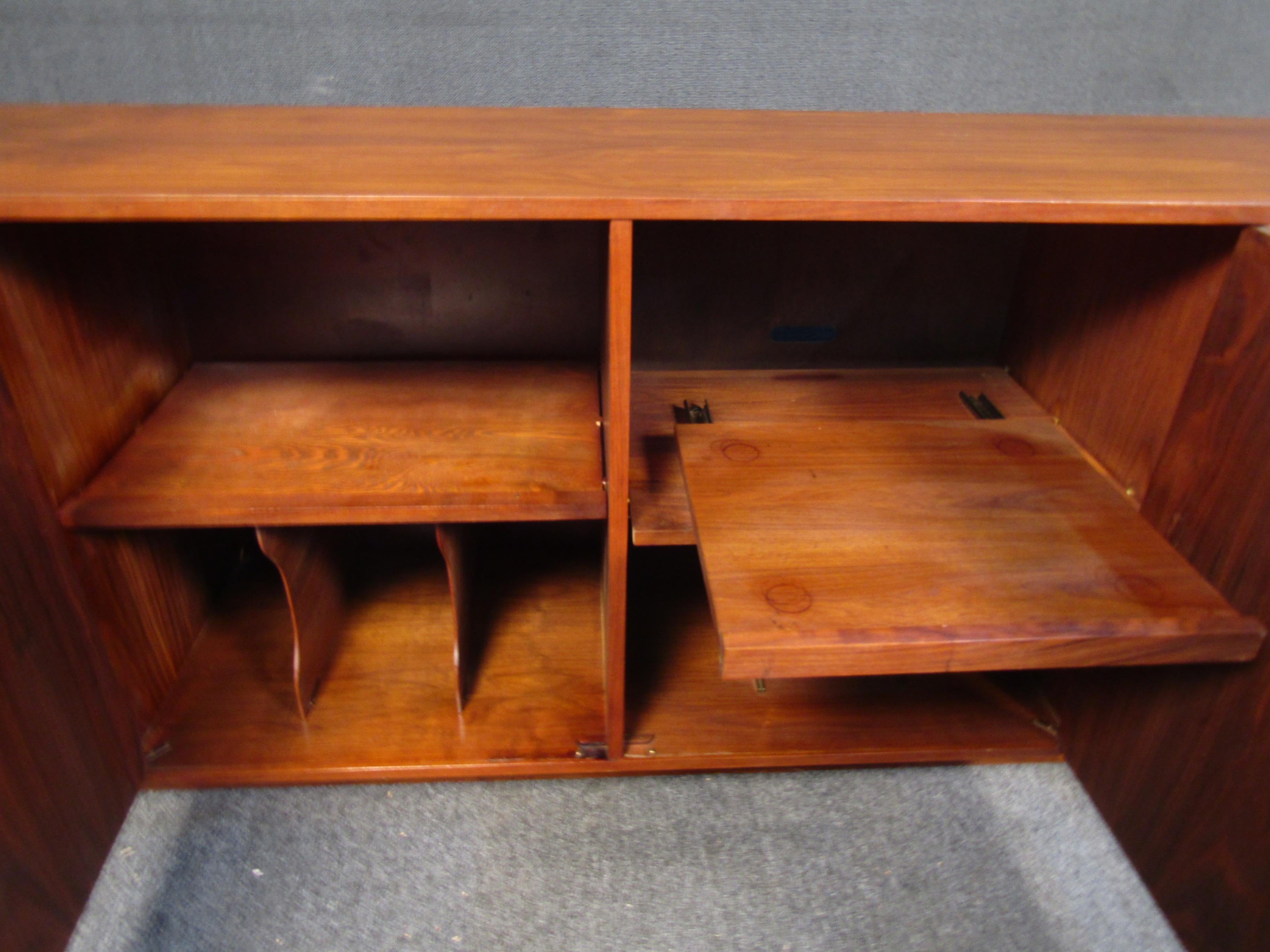 Mid-Century Modern Walnut Sideboard 3