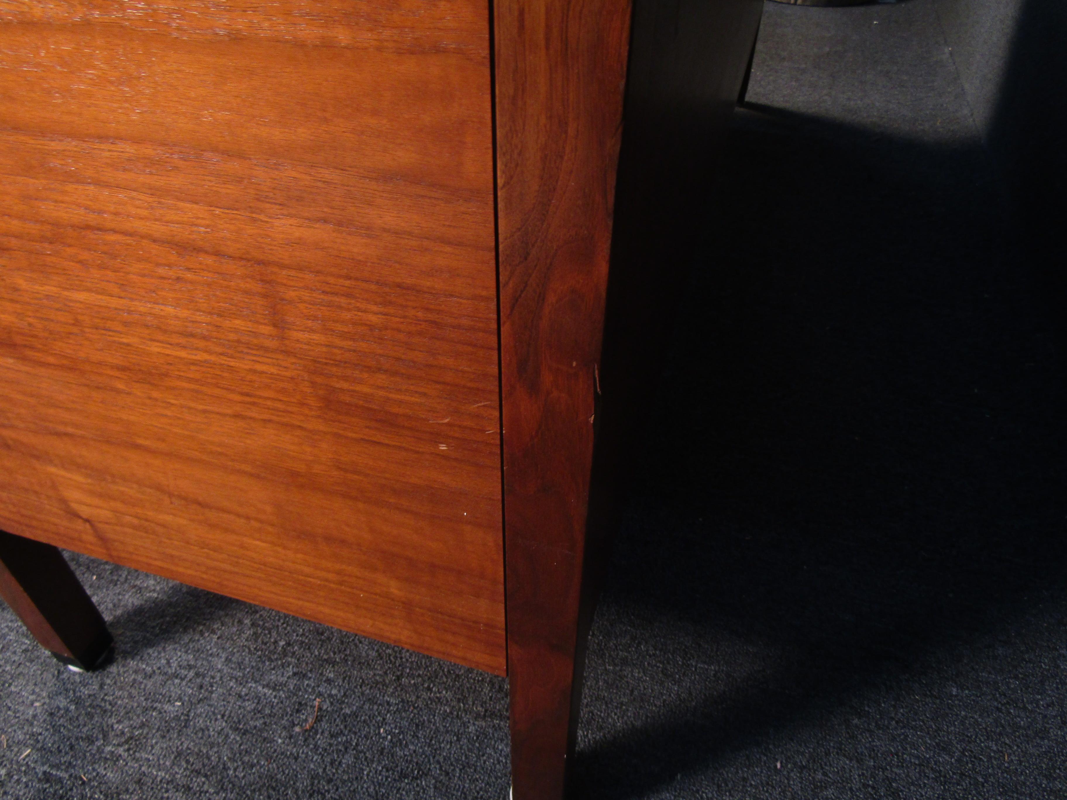 Mid-Century Modern Walnut Sideboard For Sale 2